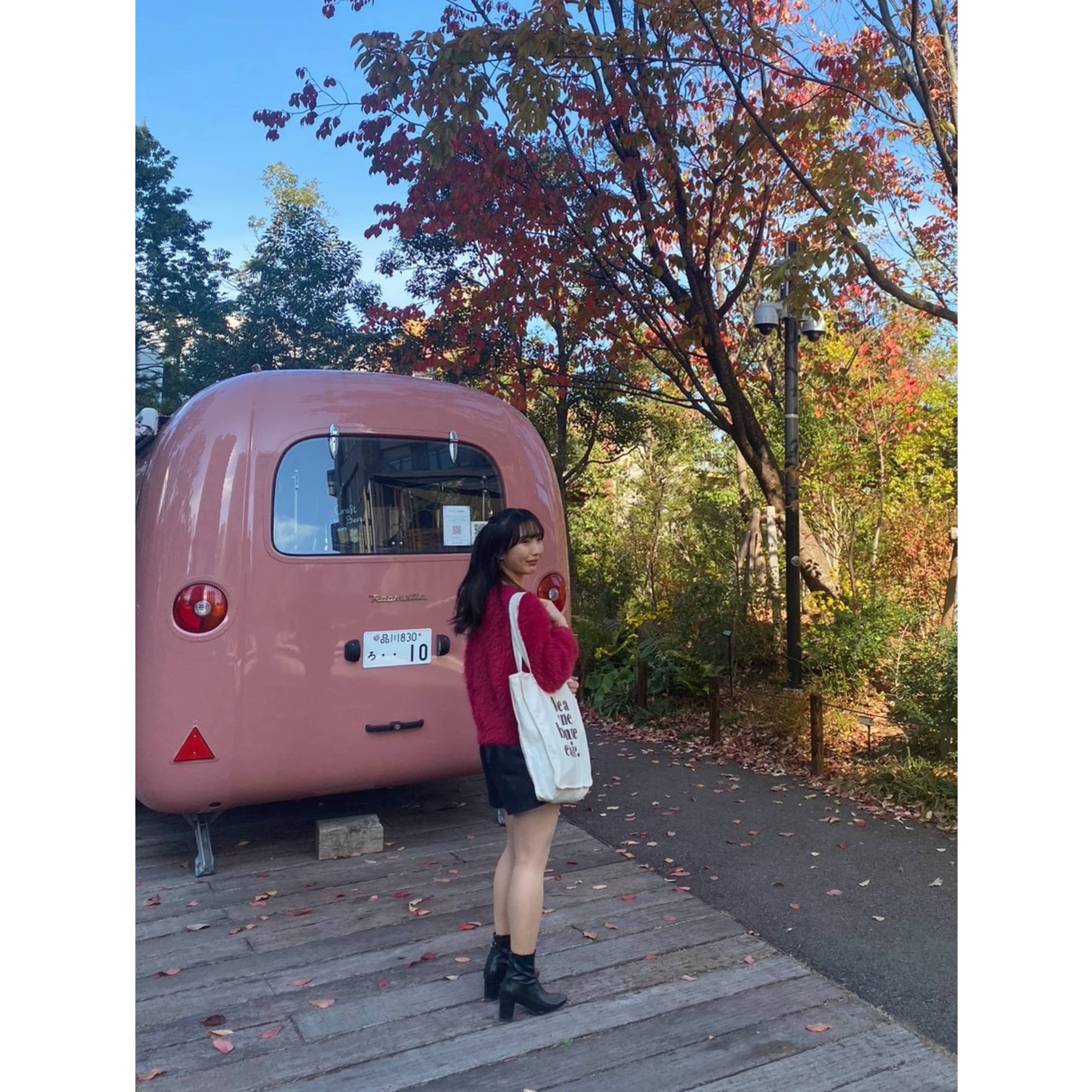 通学バッグ　後ろ姿　トートバッグ