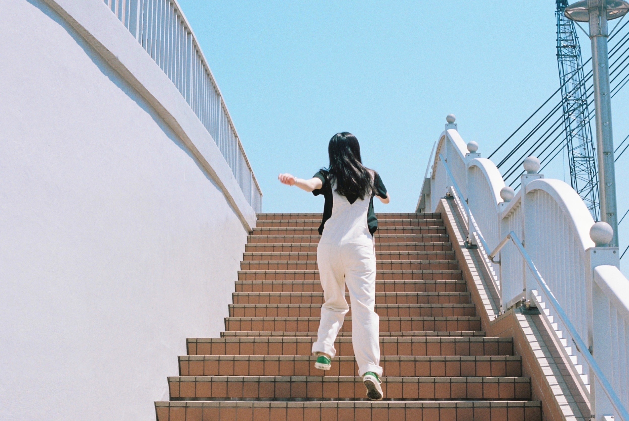 羽賀さん撮影による階段を駆け上る譜久村さんの後ろ姿の写真