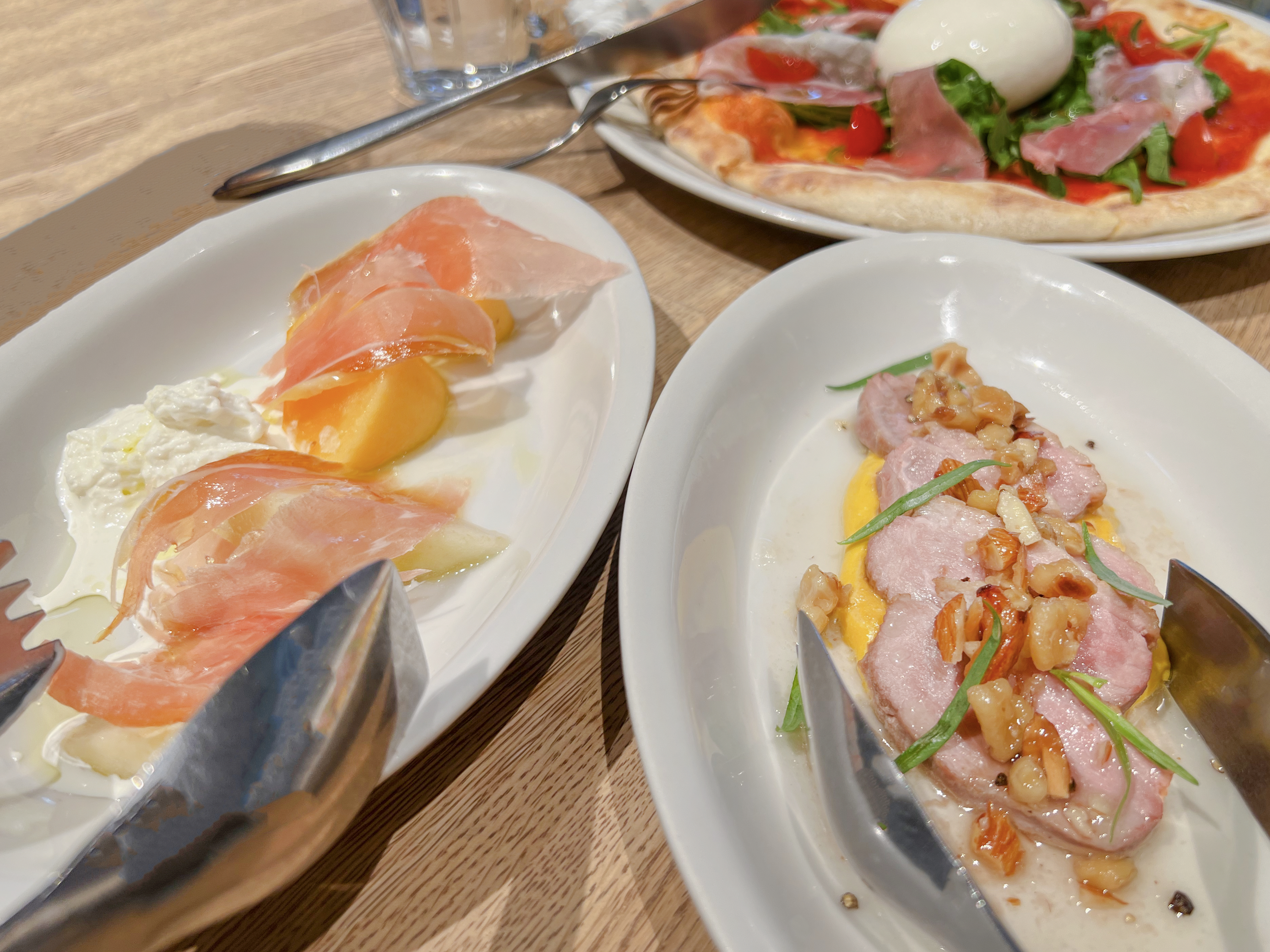 おすすめの前菜「生ハム洋梨と柿＆ストラッチャテッラ」と「合鴨のロースト＆マッシュパンプキンナッツソース」の画像
