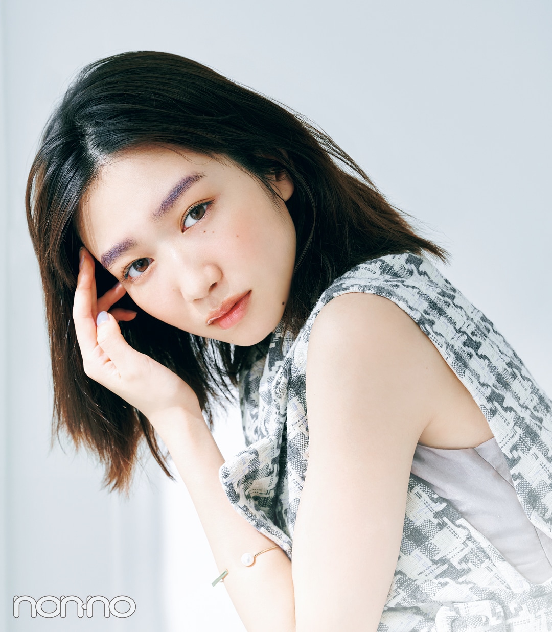 岡本夏美のニュアンス盛れる眉のつくりかたモデルカット4-1