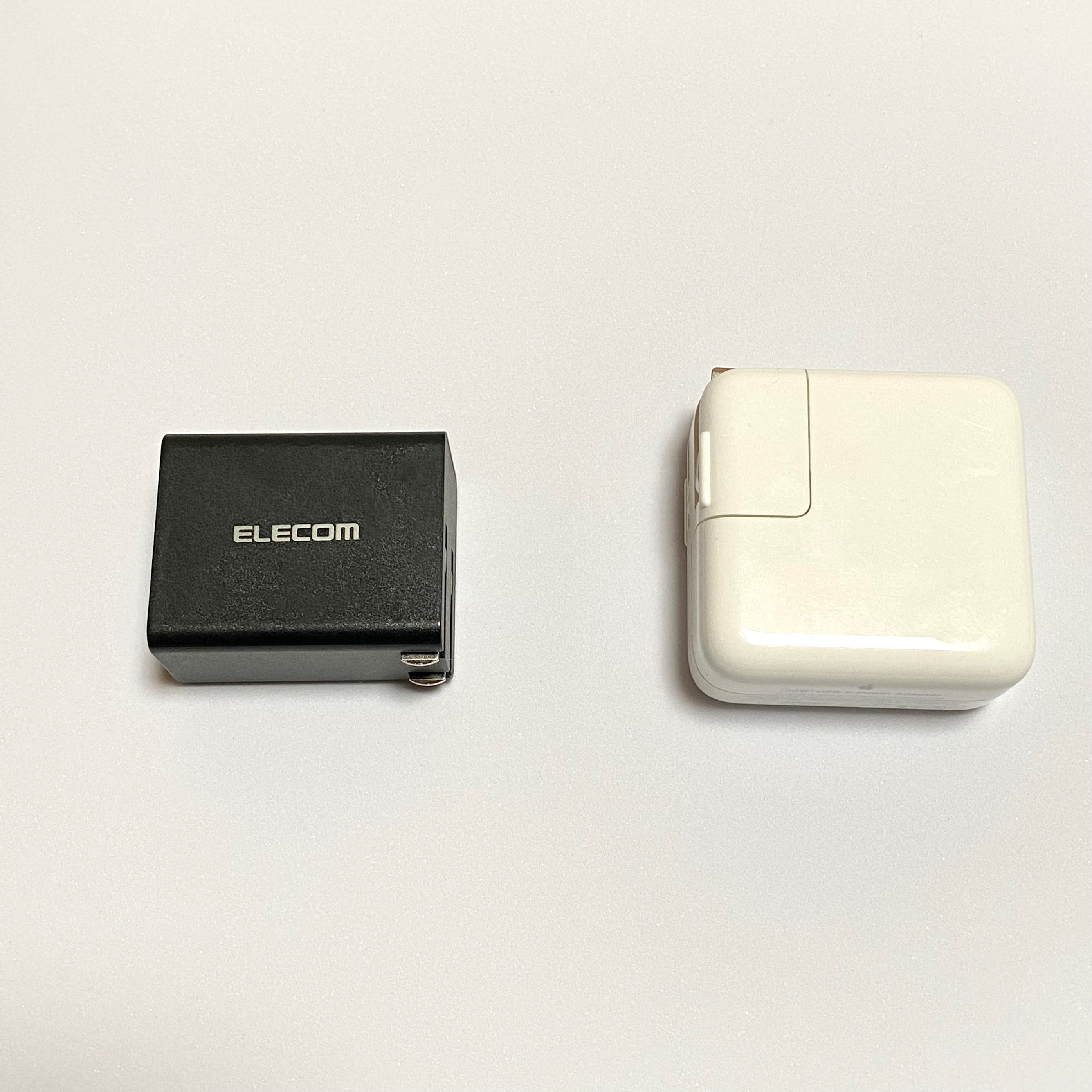 （左）ELECOM　充電器（右）純正品　純正充電器