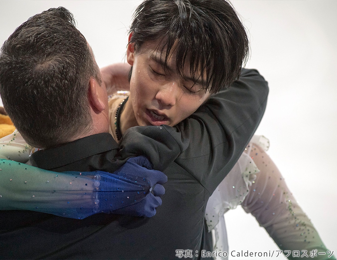  2017年フィギュアスケート世界選手権でブライアン・オーサーコーチとハグする羽生結弦選手