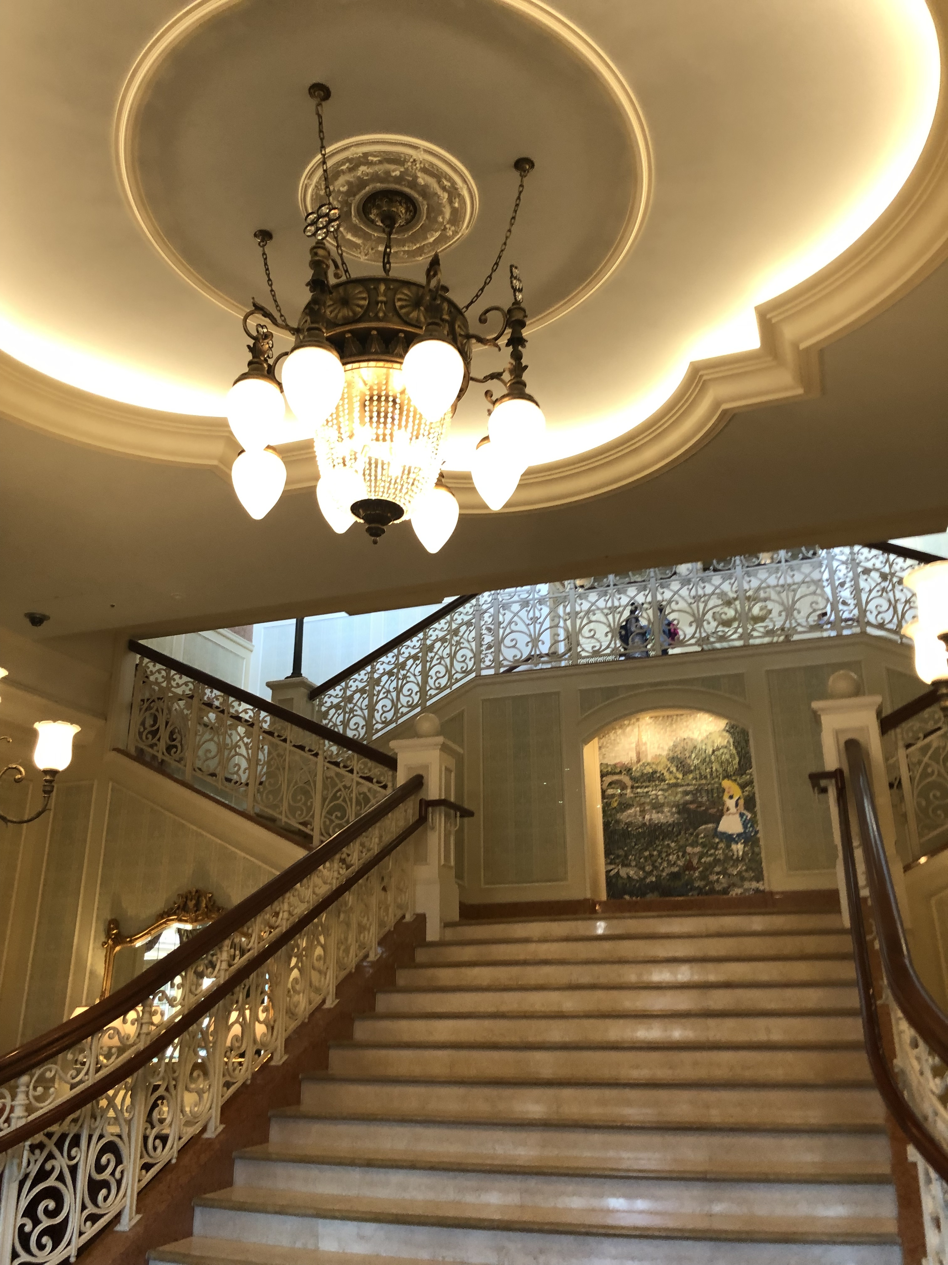 シャンデリア　階段　入口