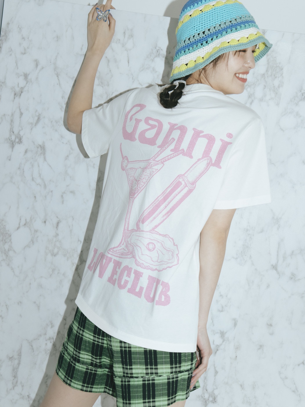 横田真悠GANNI-Tシャツ着用2