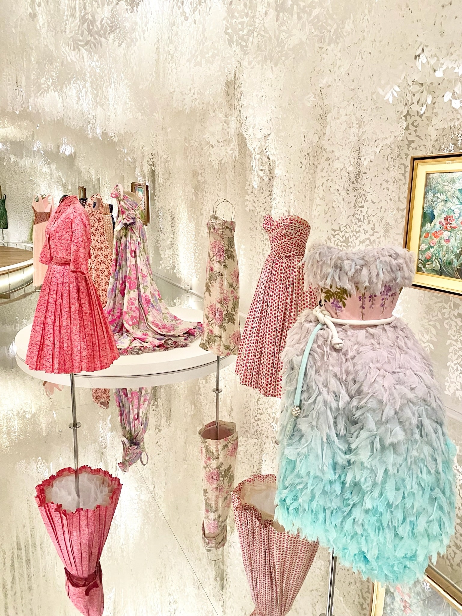 「ミス ディオールの庭」の展示風景