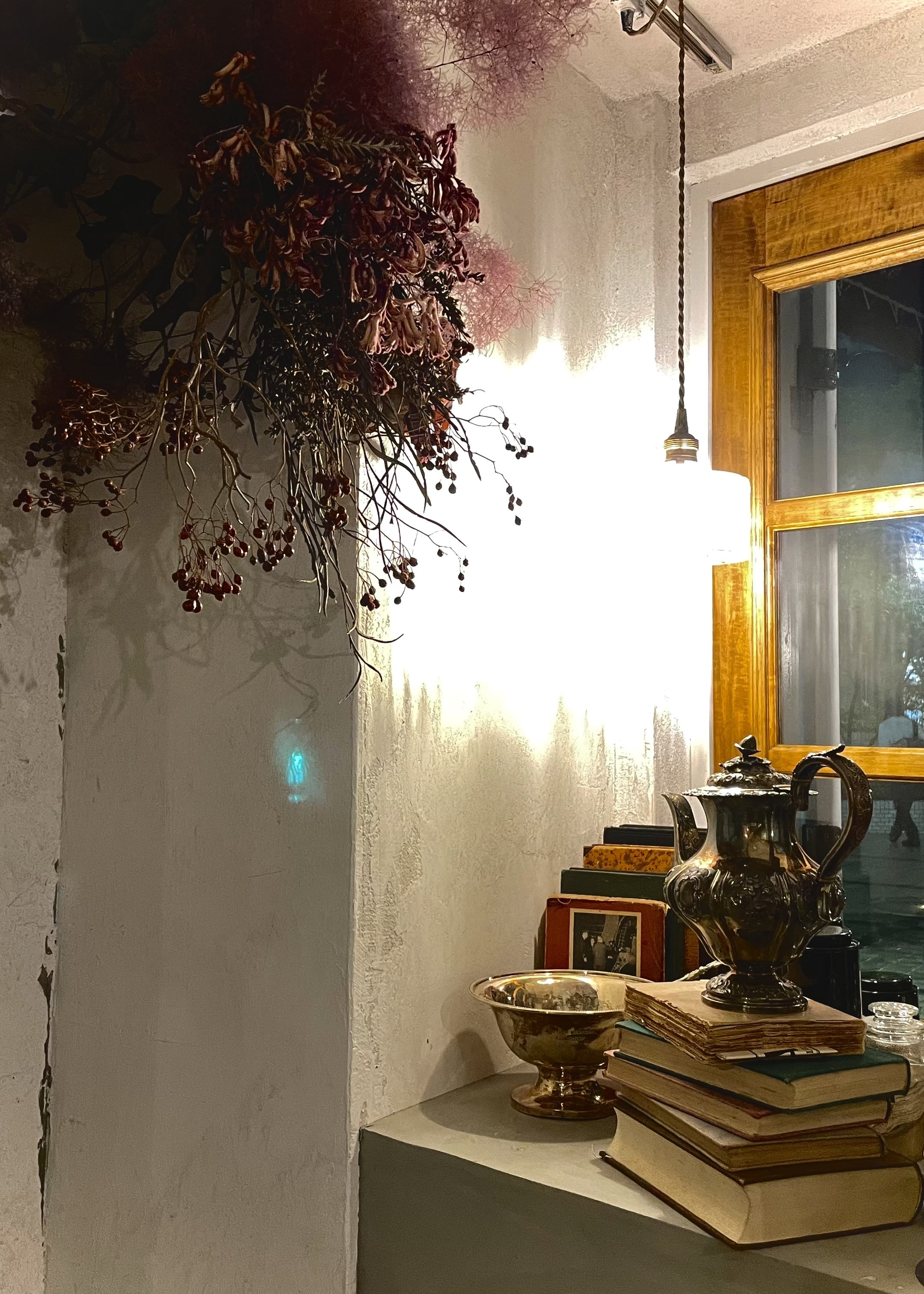 本やティーポットなどのインテリア