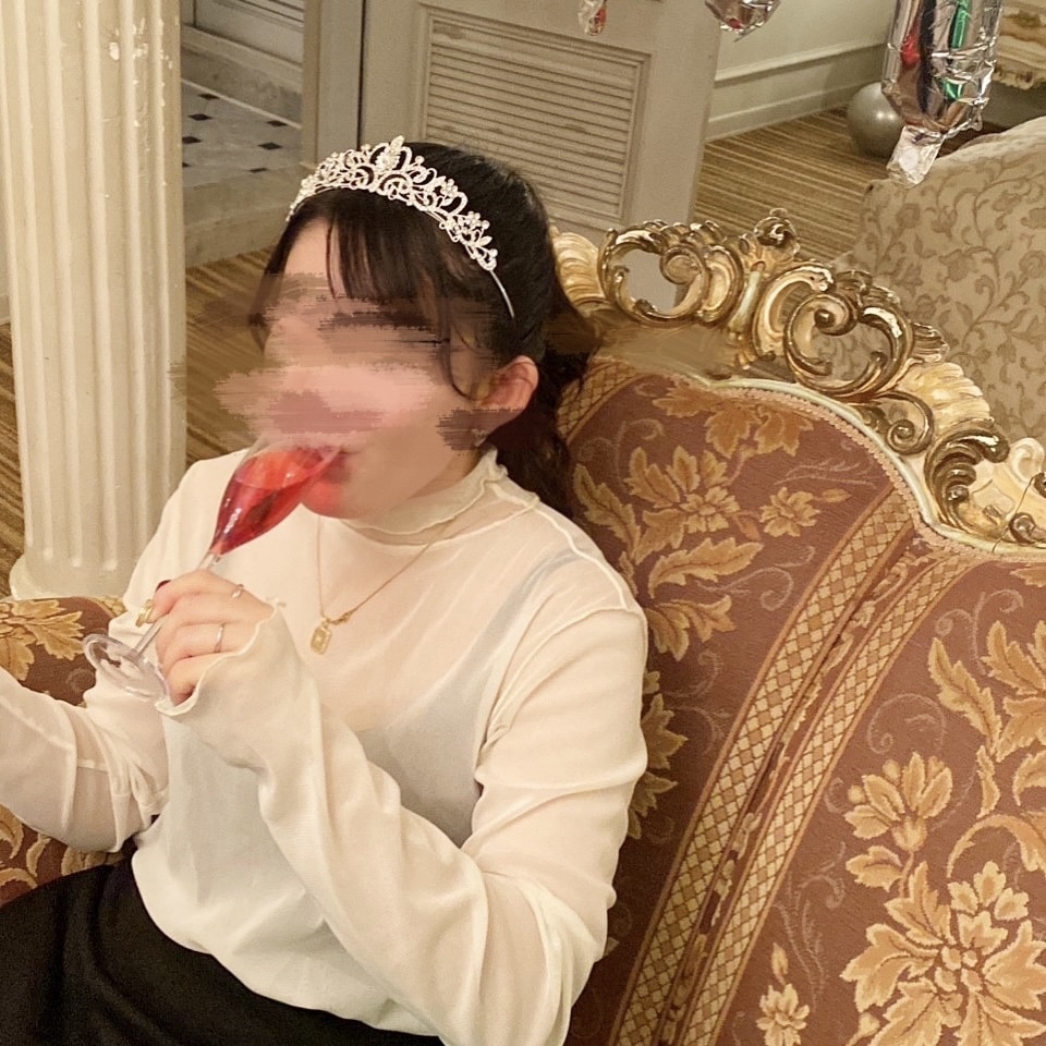 シャンパンを飲むひなちゃん