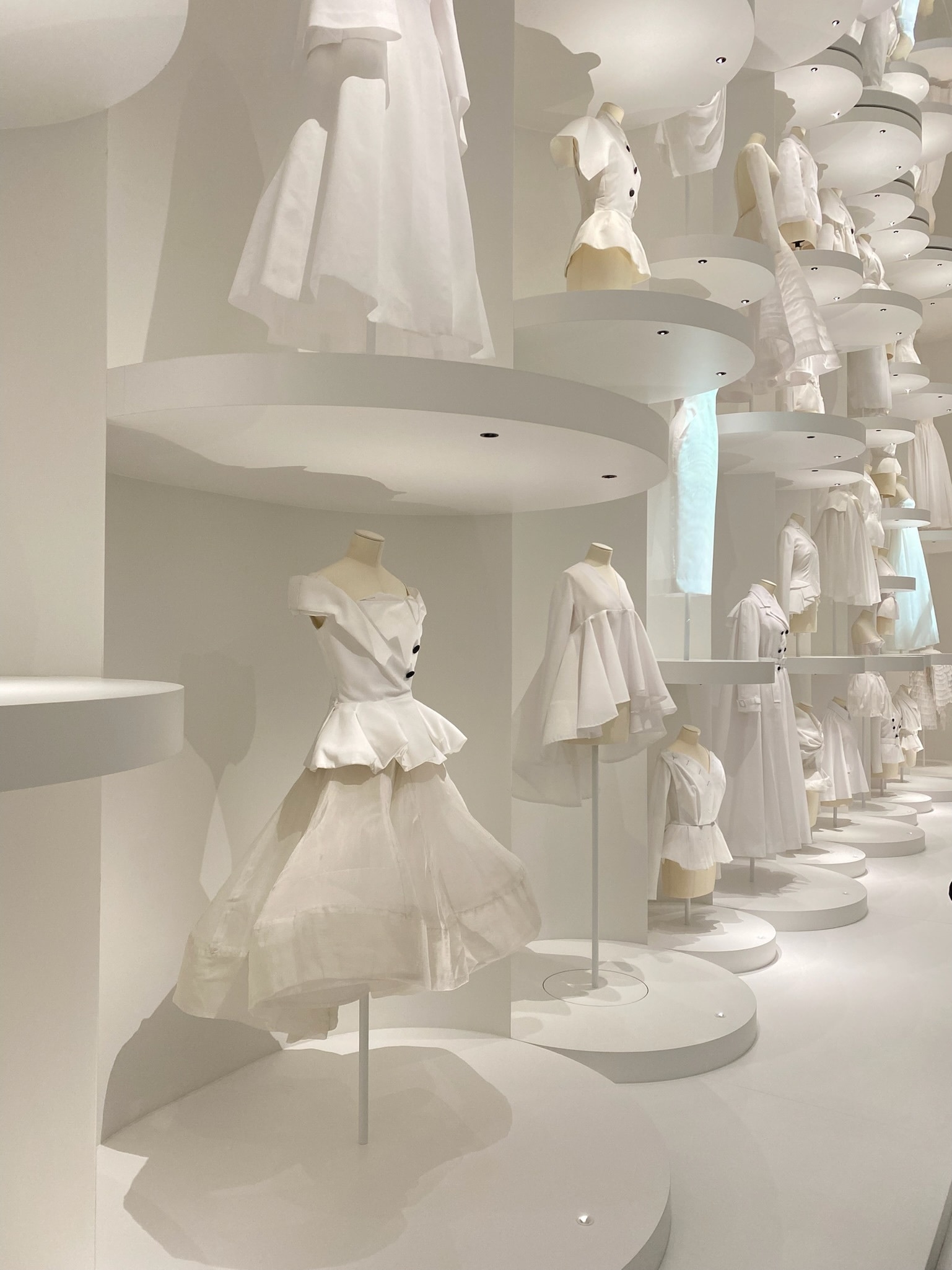 「ディオールのアトリエ」の展示風景。白井コットンで作られたトワルが並んでいる。