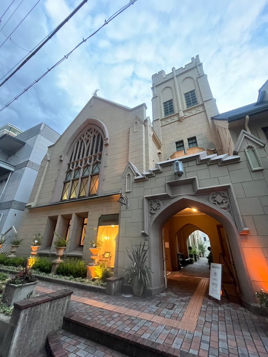 境界のようなお店の外観。