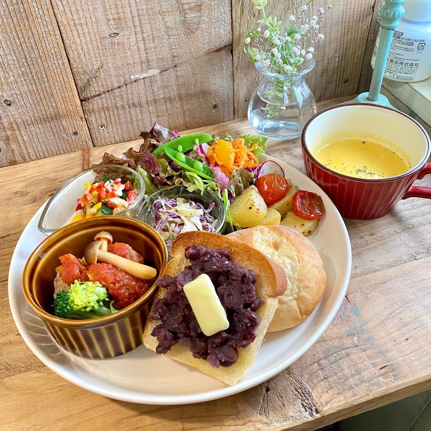 おやさいcafe coso　お野菜を使ったderiと自家製パンのcosoランチ