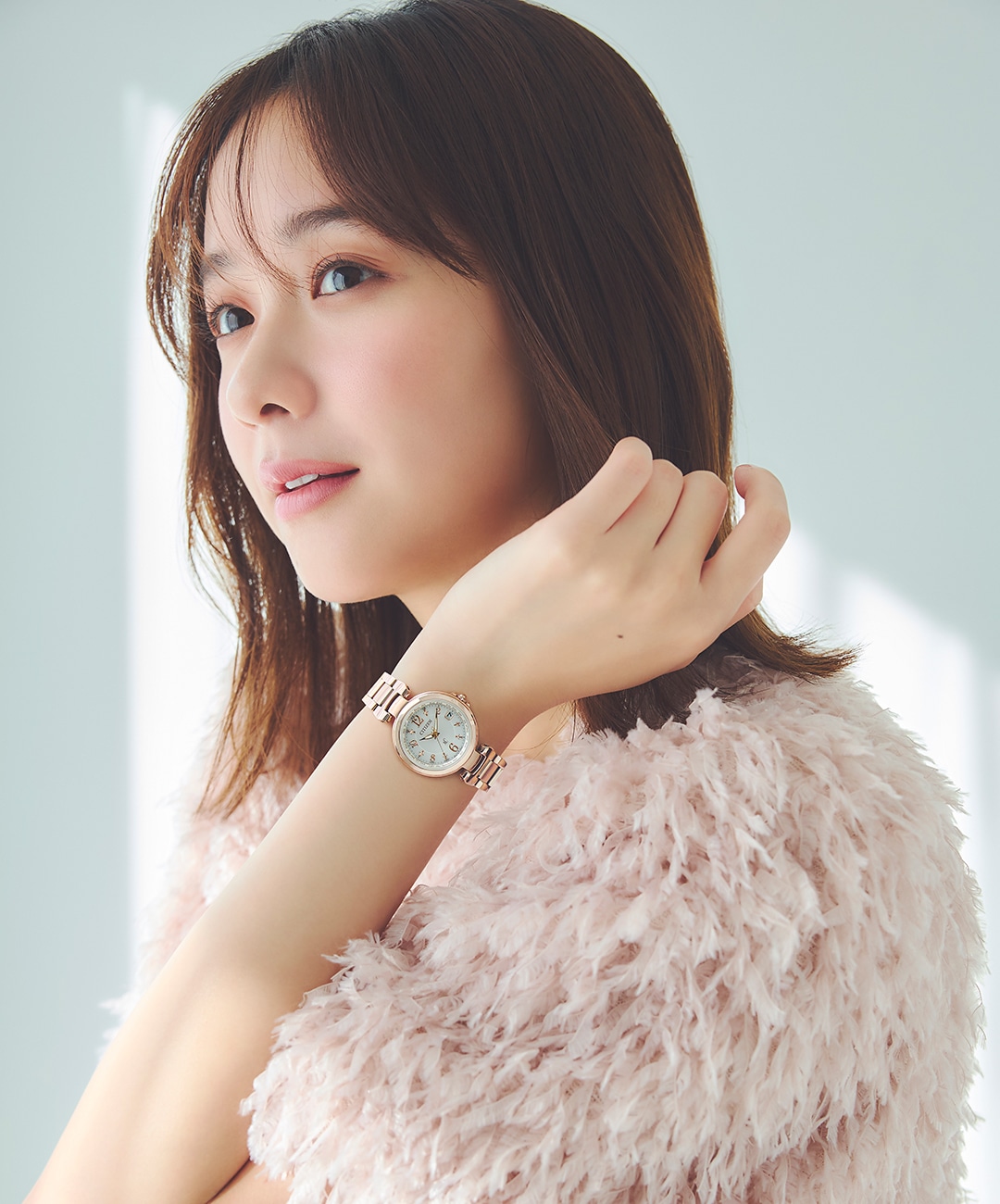 堀田真由　角のない丸みを帯びた腕時計は、甘めなファッションが好きな人にぴったり。