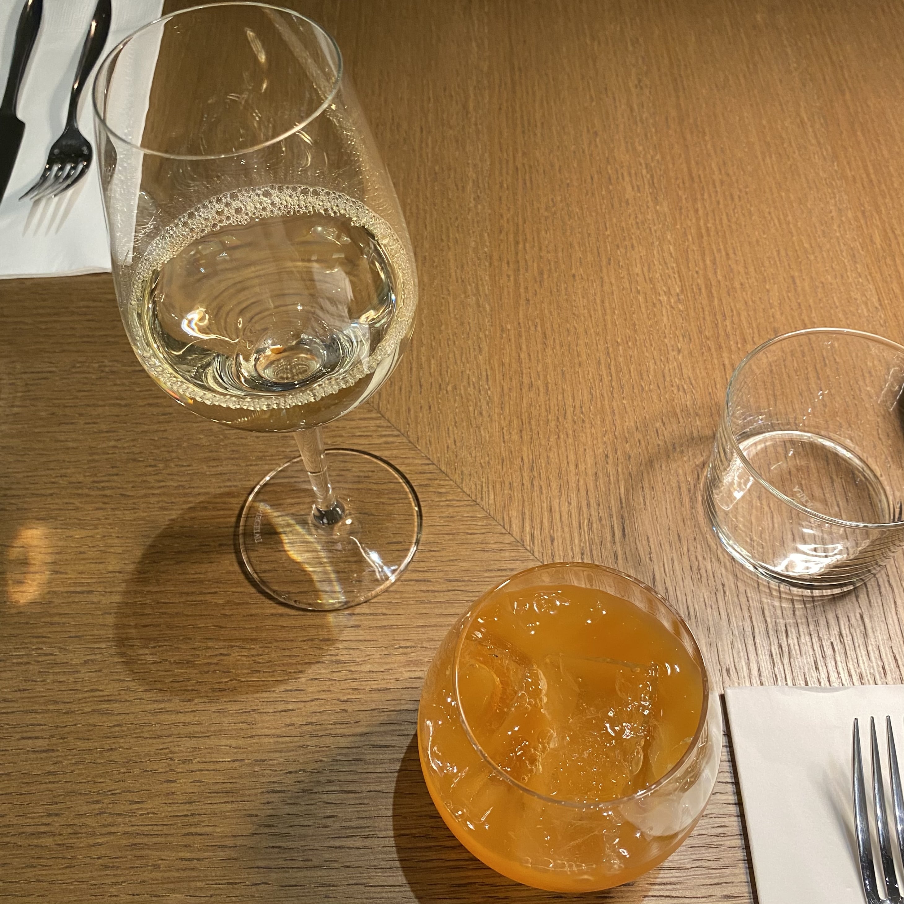 ホワイトサングリア、カトレア、白ワイン