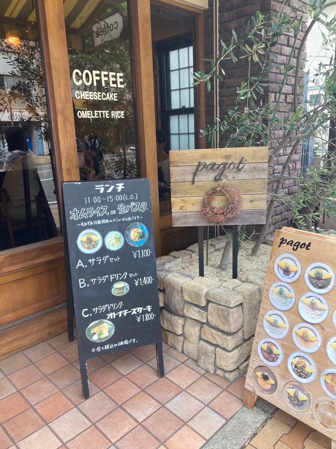 カフェの外観。木を基調とした作り。