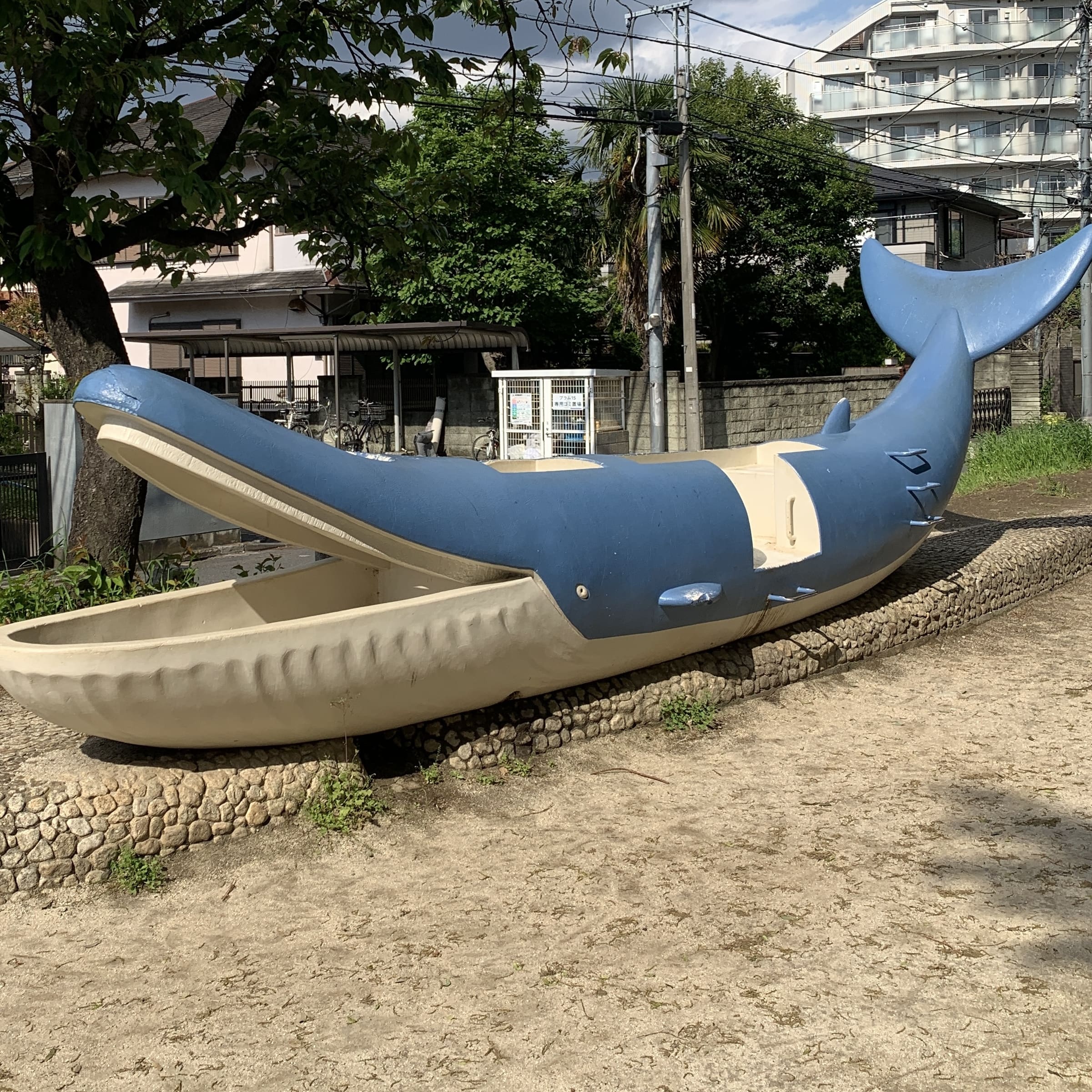 公園にあるくじらの遊具