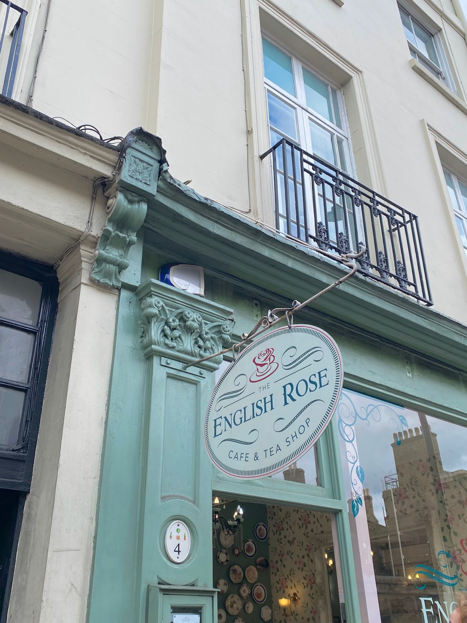 「The ENGLISH ROSE CAFE &TEA SHOP」の看板