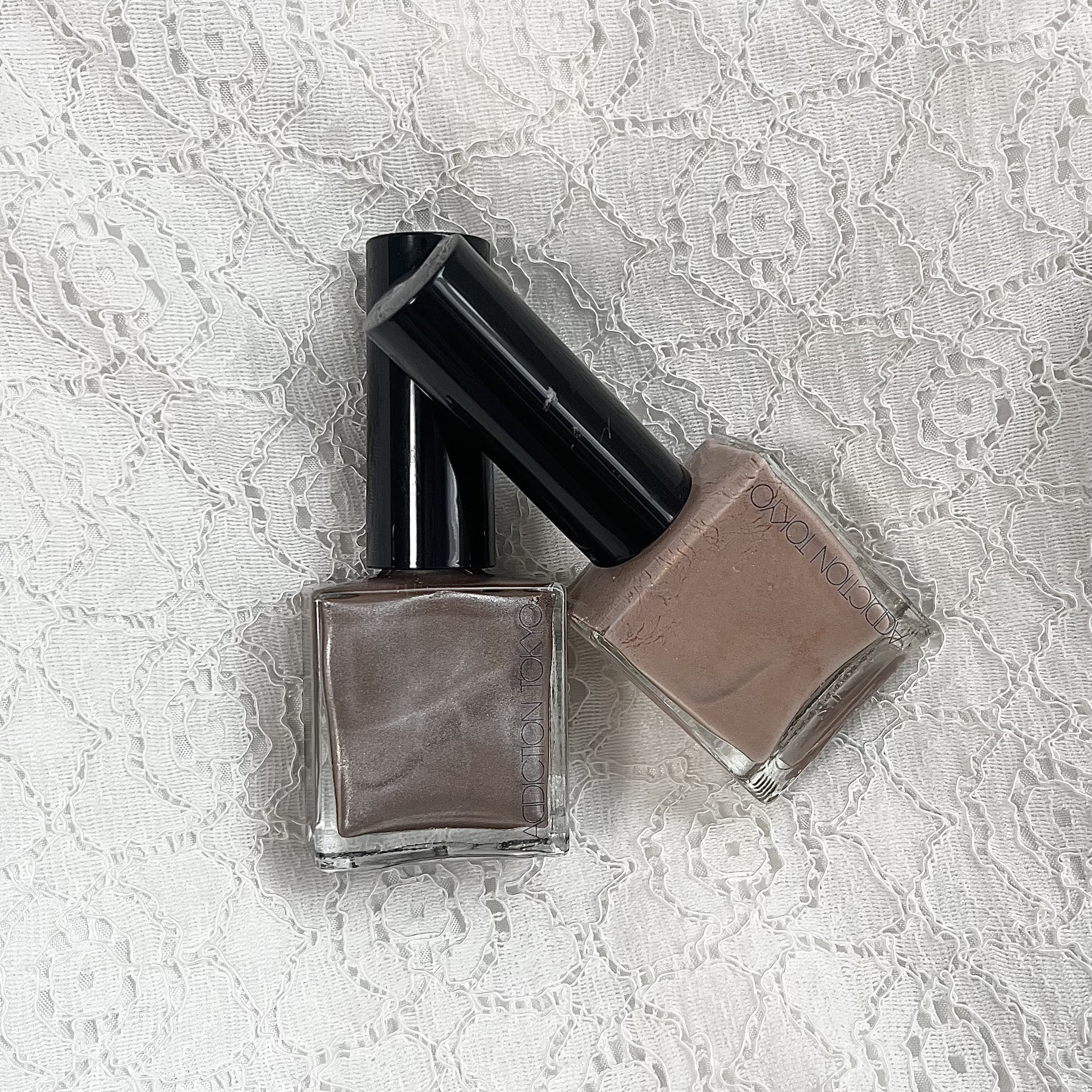 アディクション ザ ネイルポリッシュ+ のメタルグレーカラーとオレンジベージュカラー