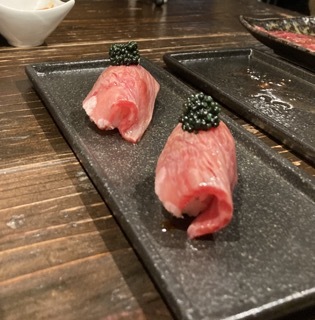 キャビアが乗った肉寿司