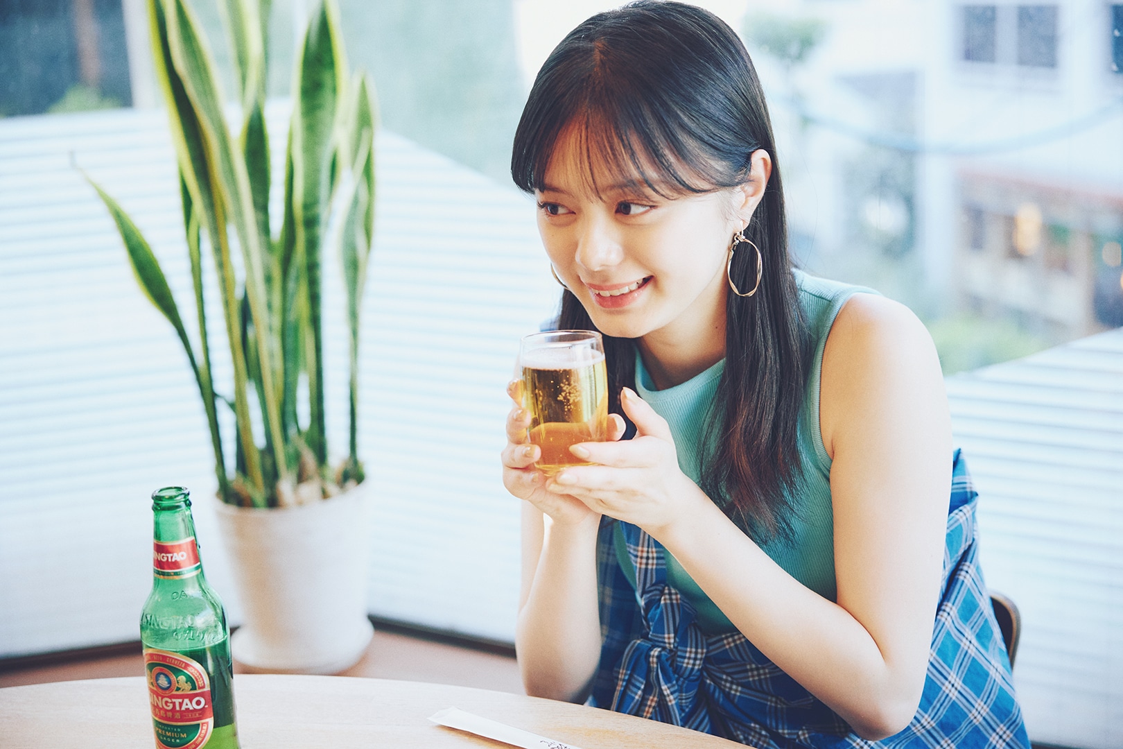 紺野彩夏早速ビールでスタートのカット