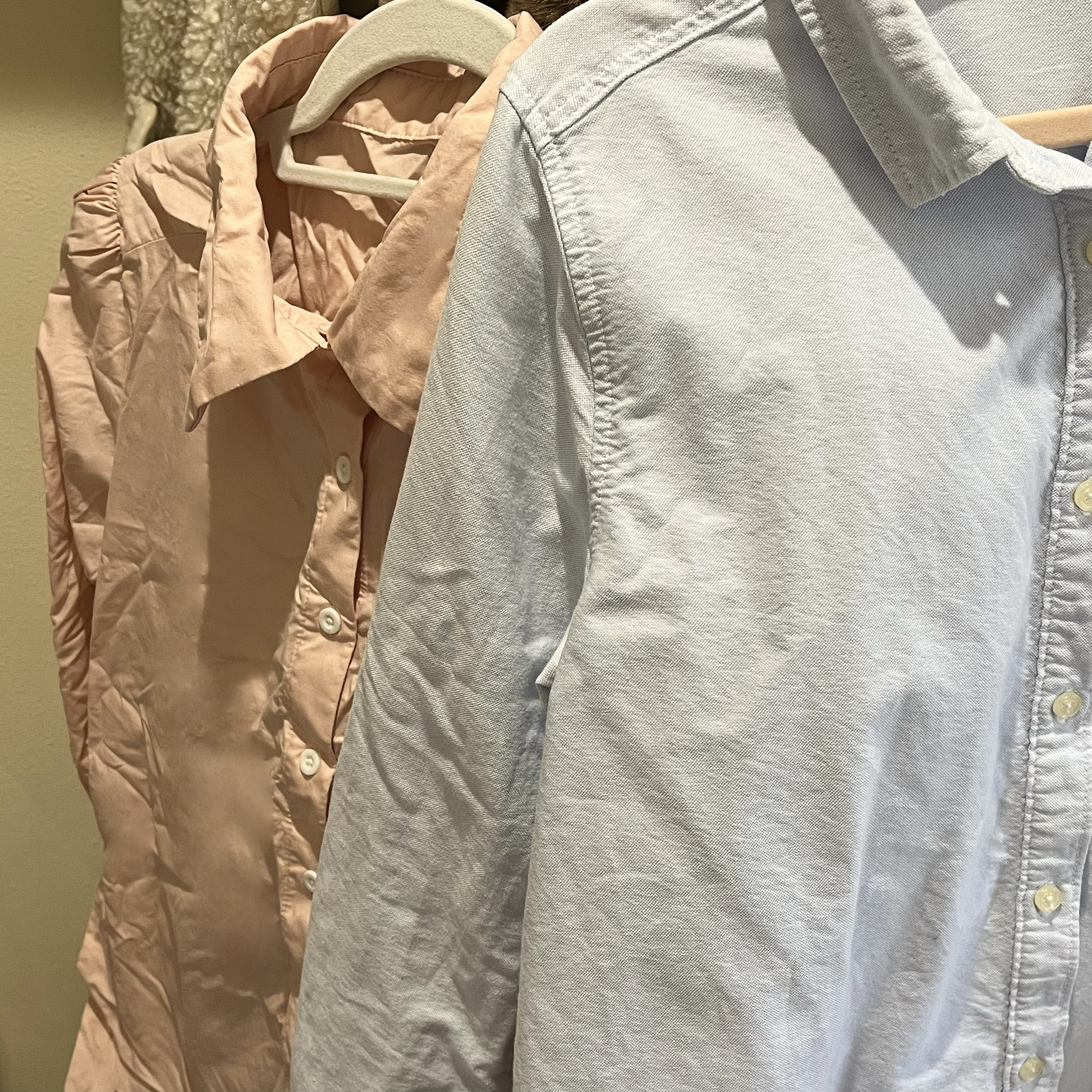 SHEIN (PINK)とchocol raffine (BLUE)のカラーシャツ