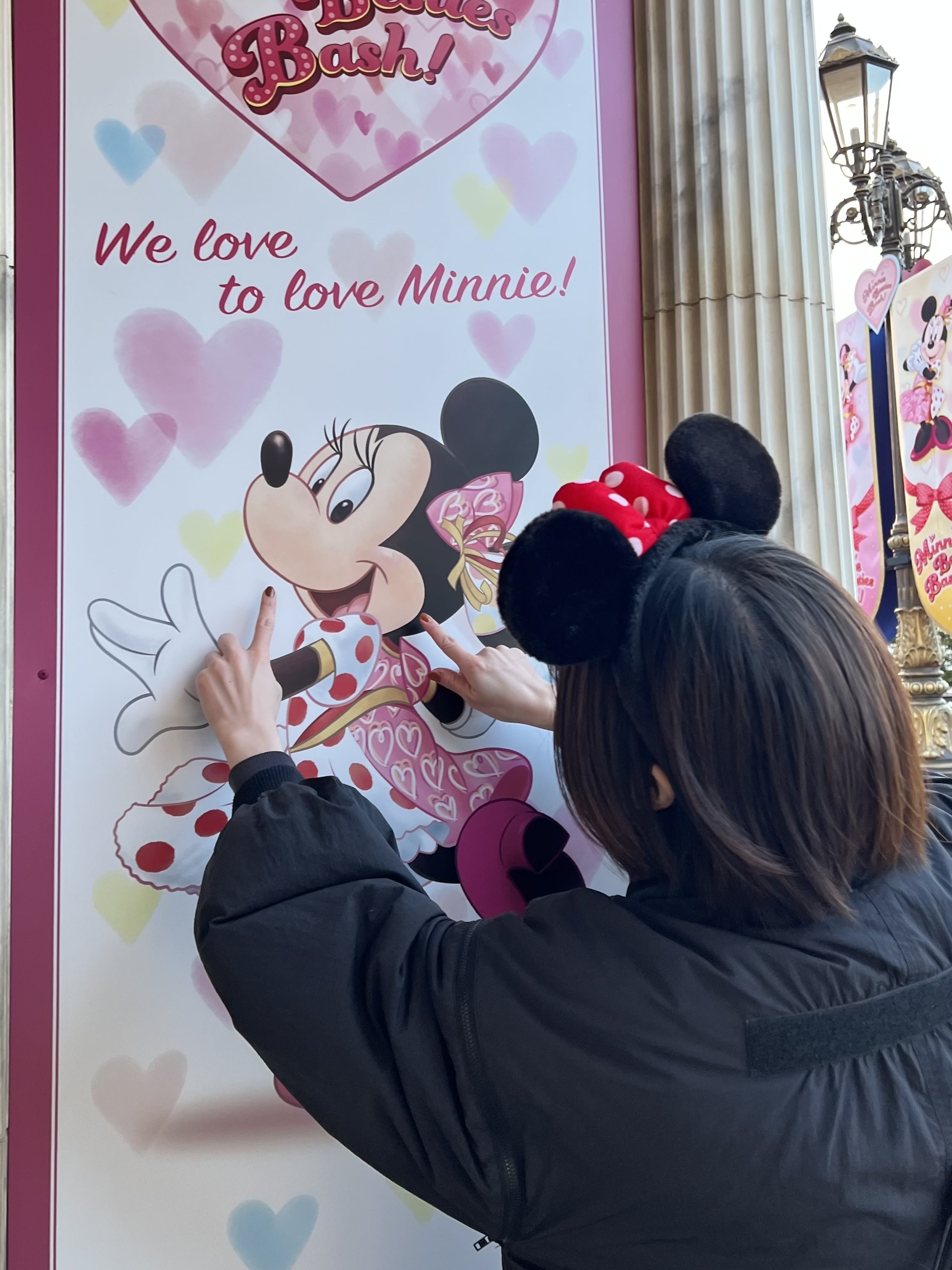 壁と写真撮る私