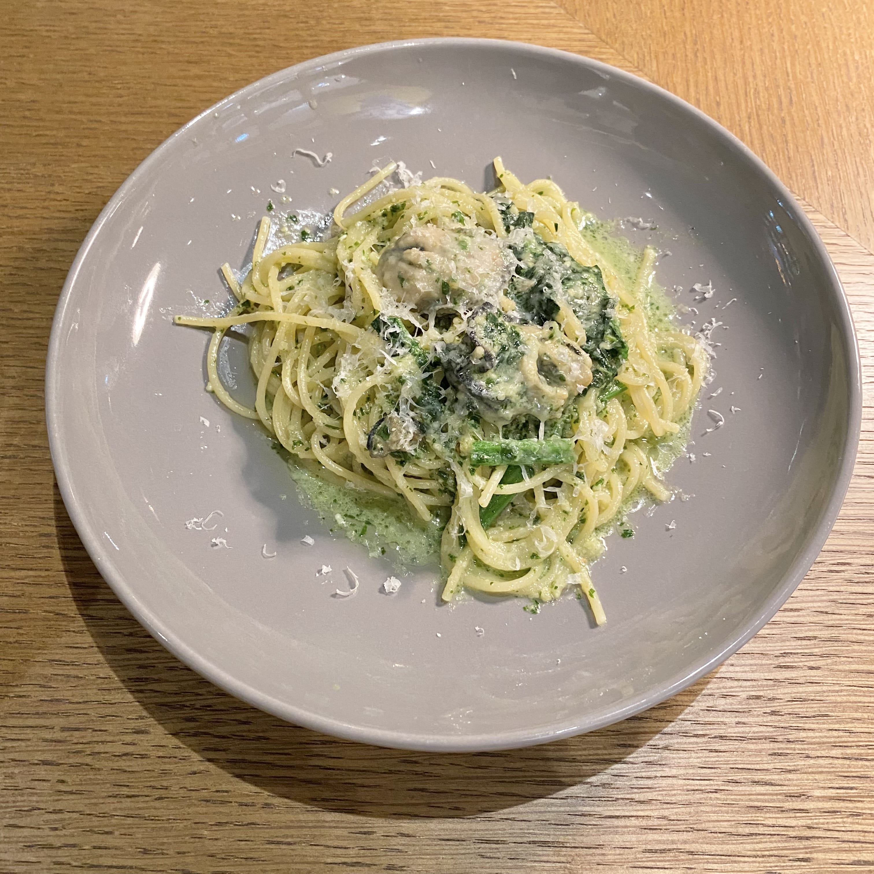 パスタ、ディナーコース、牡蠣とほうれん草のパスタ