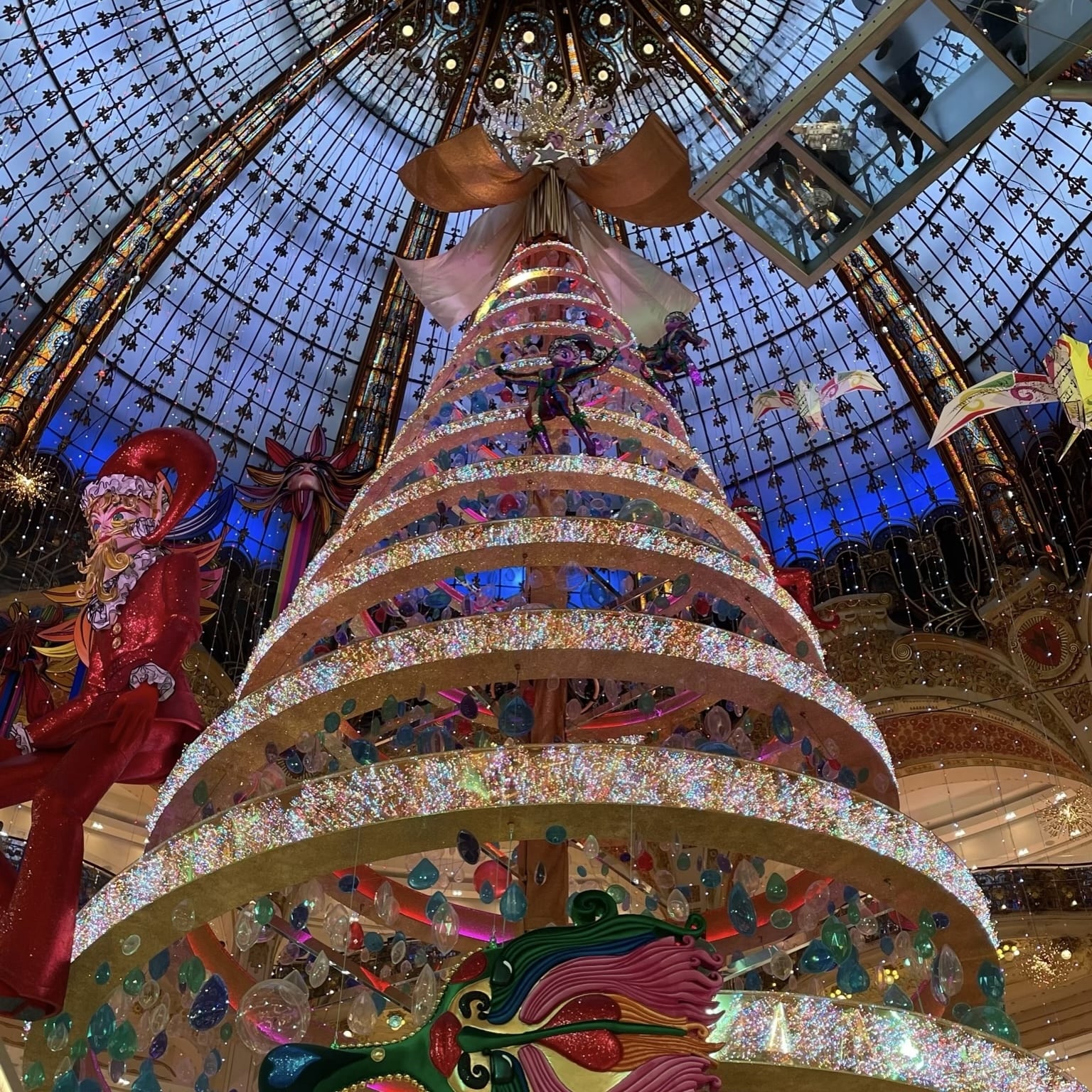 フランス　パリ　ギャラリーラファイエット　クリスマスツリー
