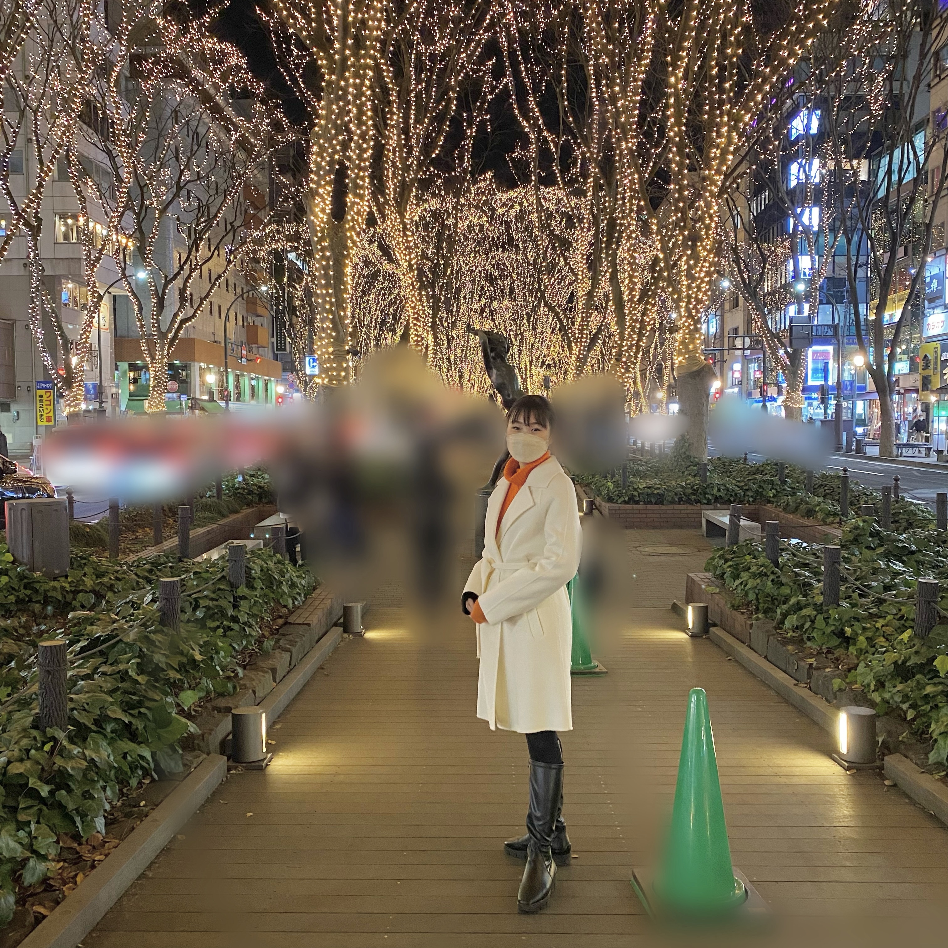 イルミネーション、白アウター、大学生コーデ