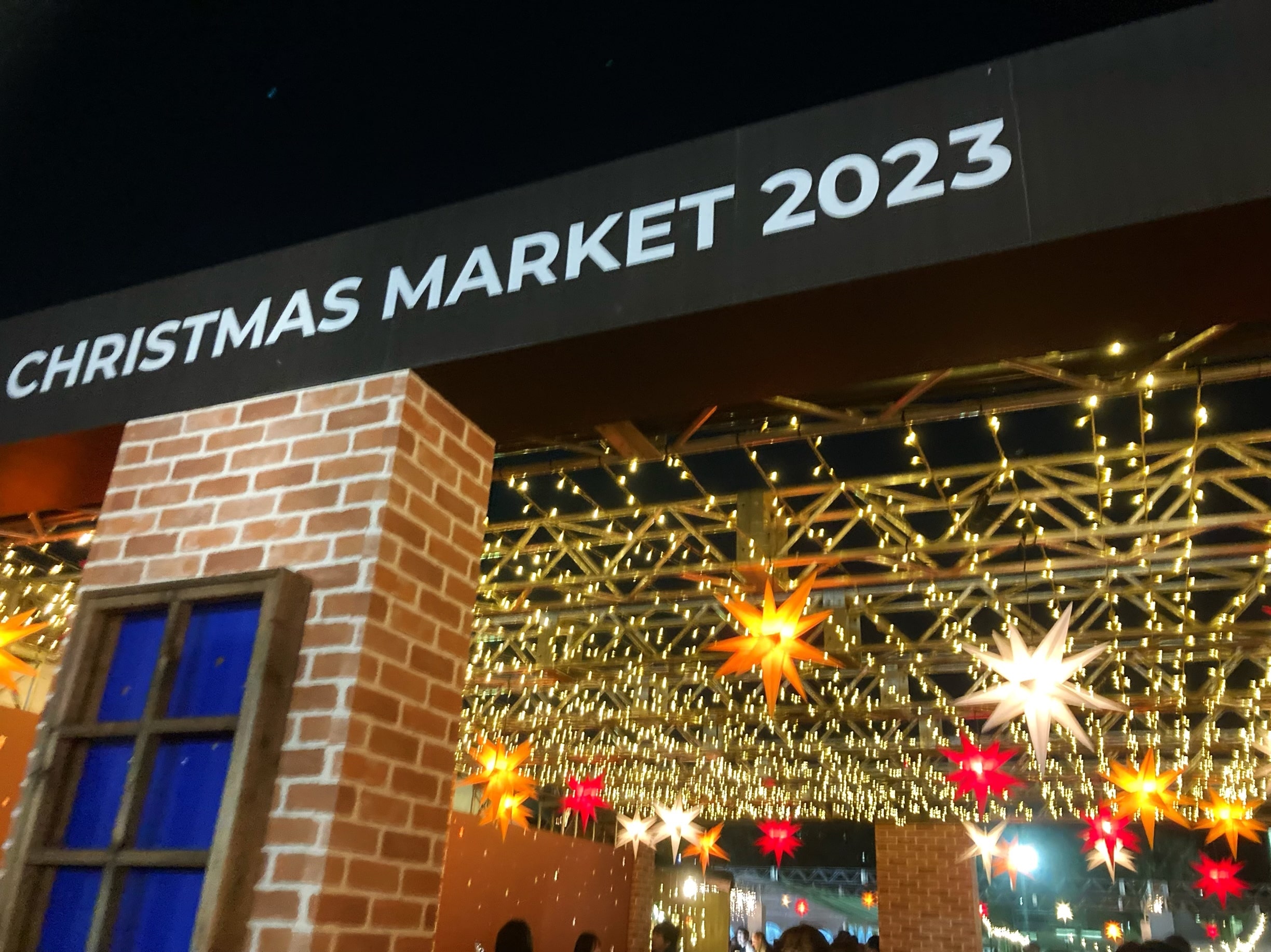 『東京クリスマスマーケット2023 in 明治神宮外苑』会場内、イルミネーション。