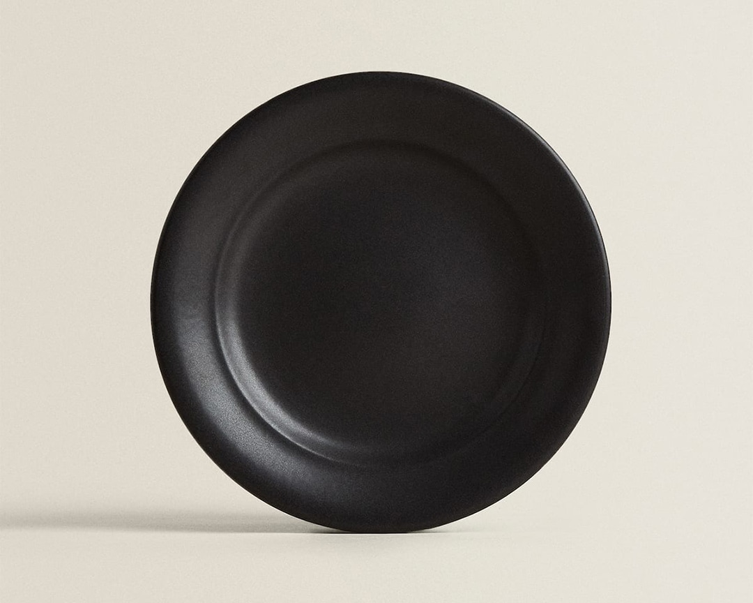 ZARA HOMEの マットブラックデザート皿