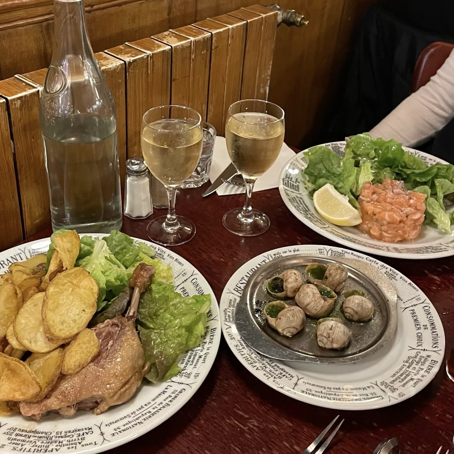 フランス　パリ　ビストロビクトワール　鴨のコンフィ　エスカルゴ　サーモンのタルタル