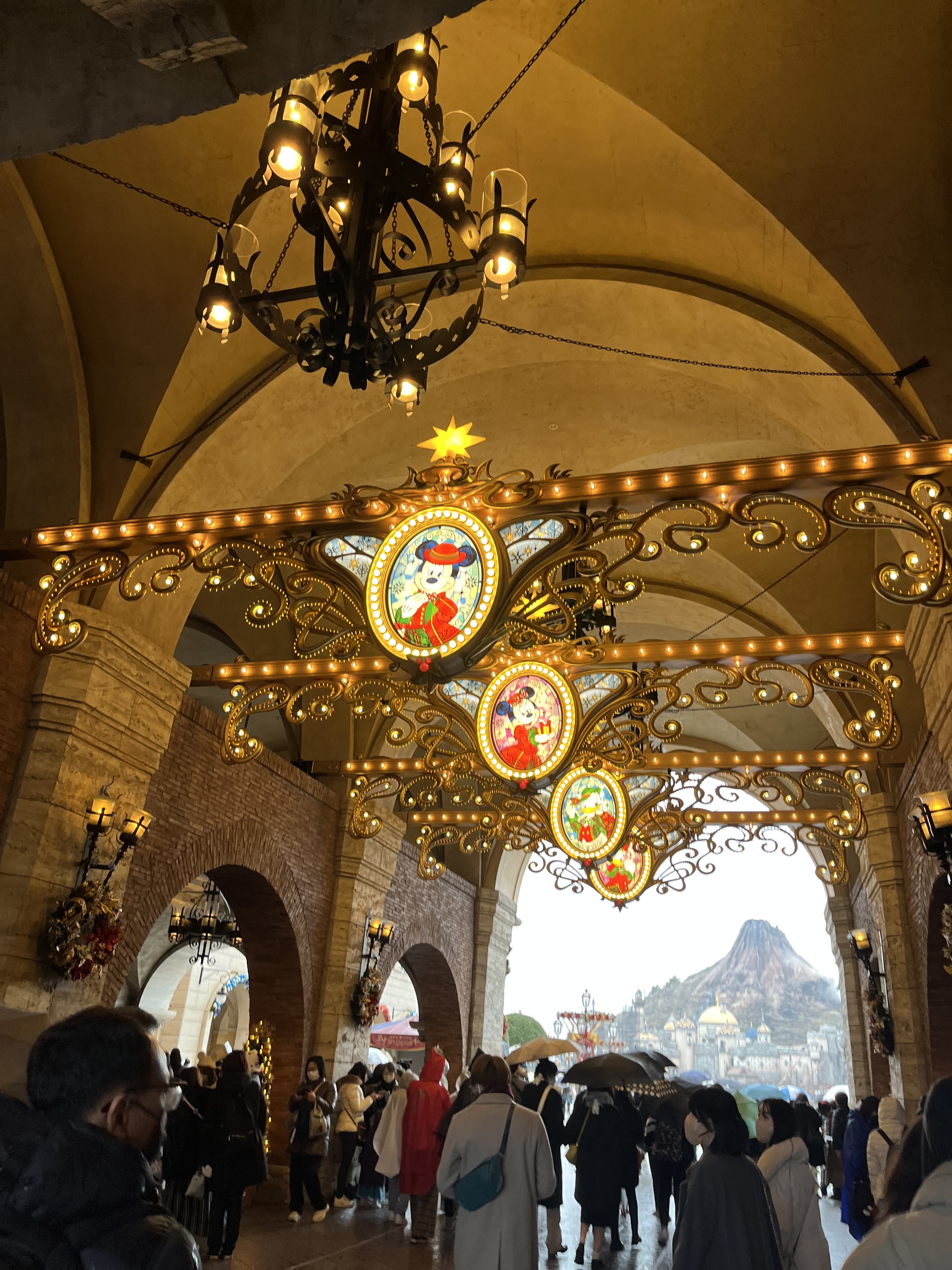 ディズニーシー　メディテレーニアンハーバーへの道　クリスマス装飾