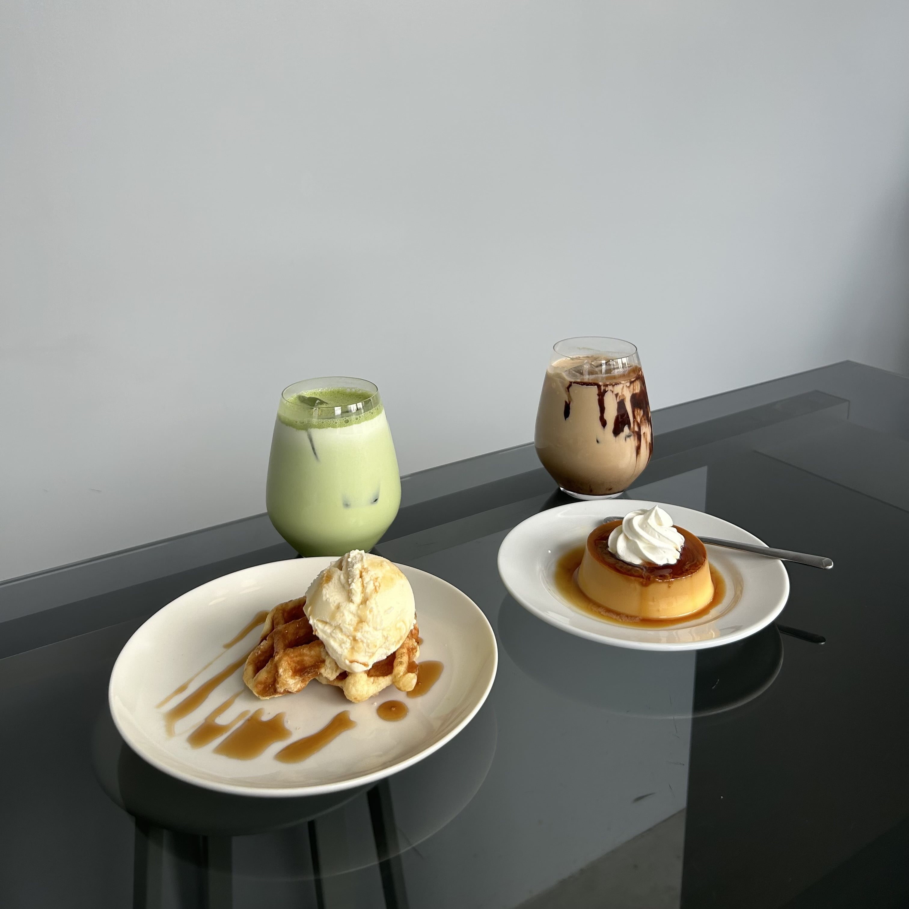 左は抹茶ラテとワッフル、右はホワイトモカとプリン