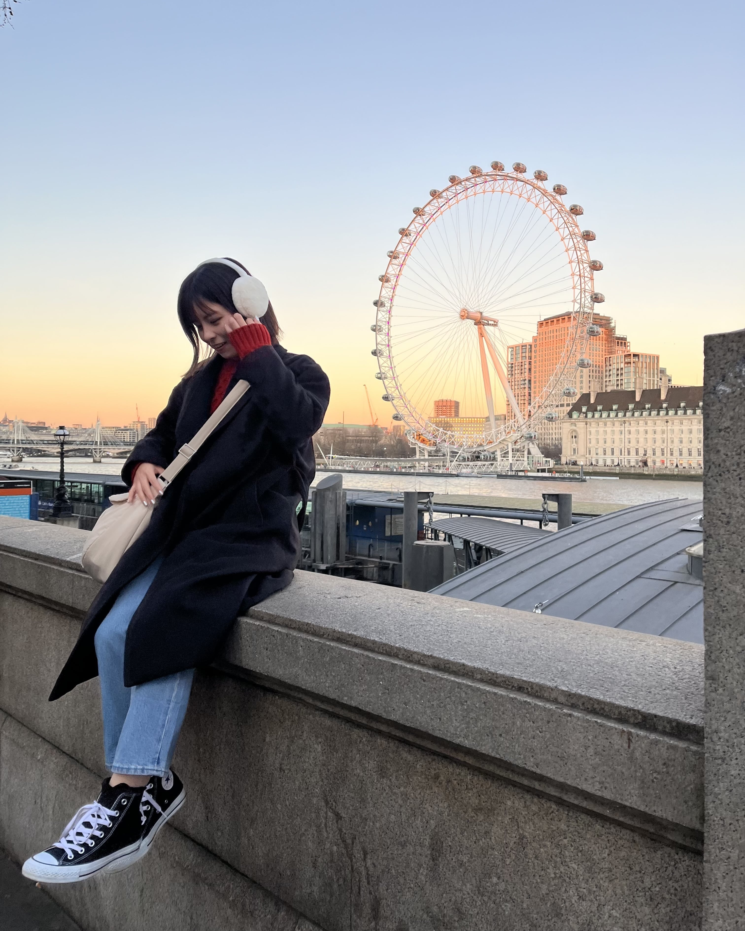 ロンドンで撮った観覧車をバックに座っている写真