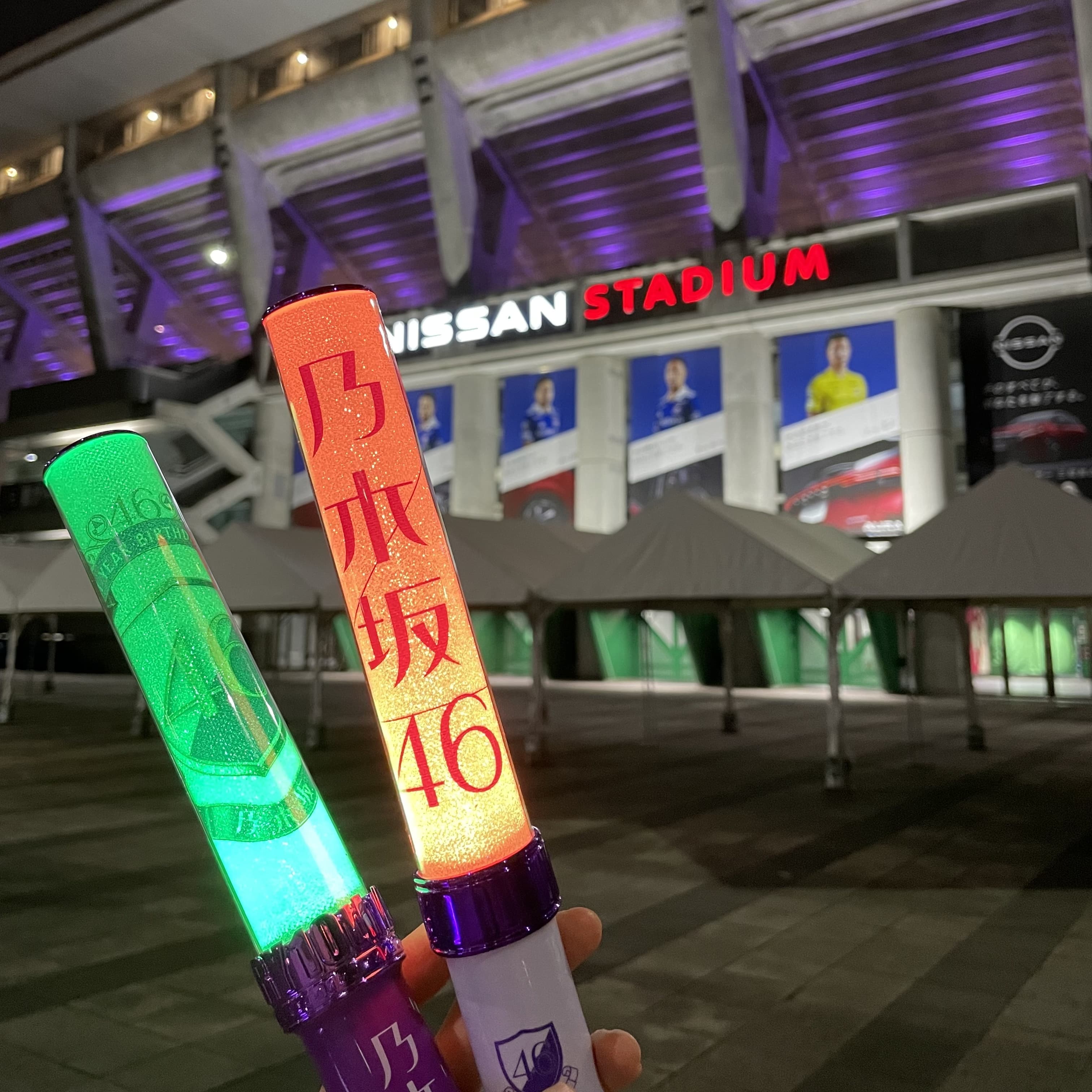 乃木坂46のペンライトが2本映っています。