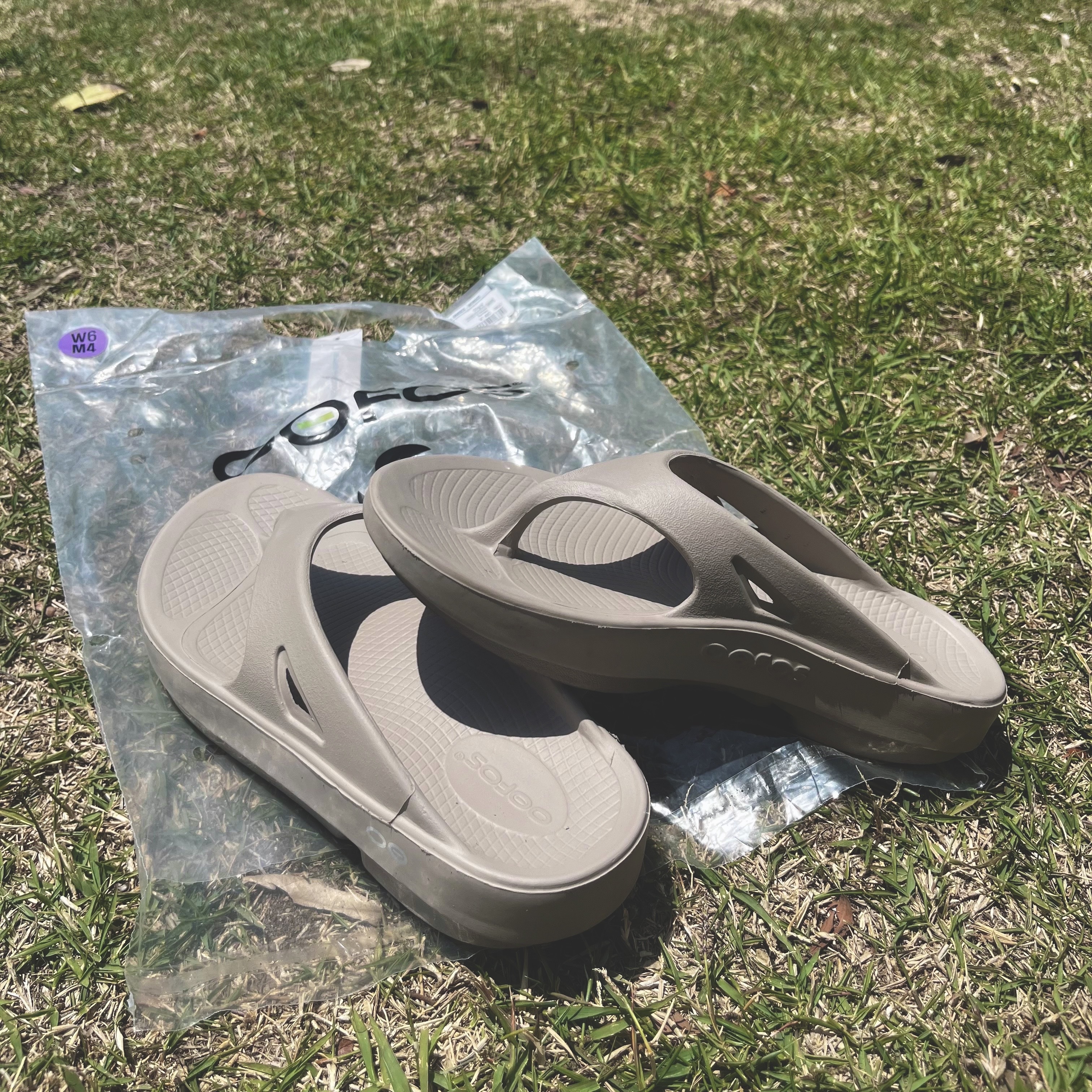 OOFOS ウーフォスリカバリーサンダル　グレイッシュベージュ