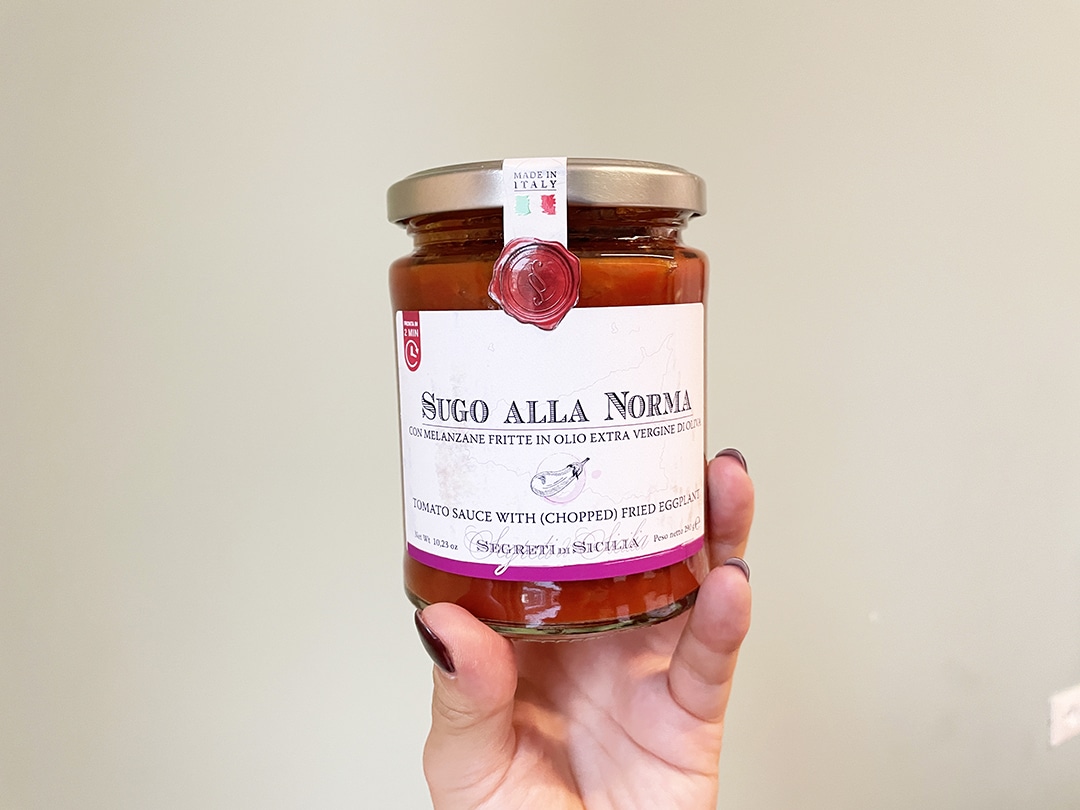「ITALY」で購入したトマトとナスのソース（€4.20）。