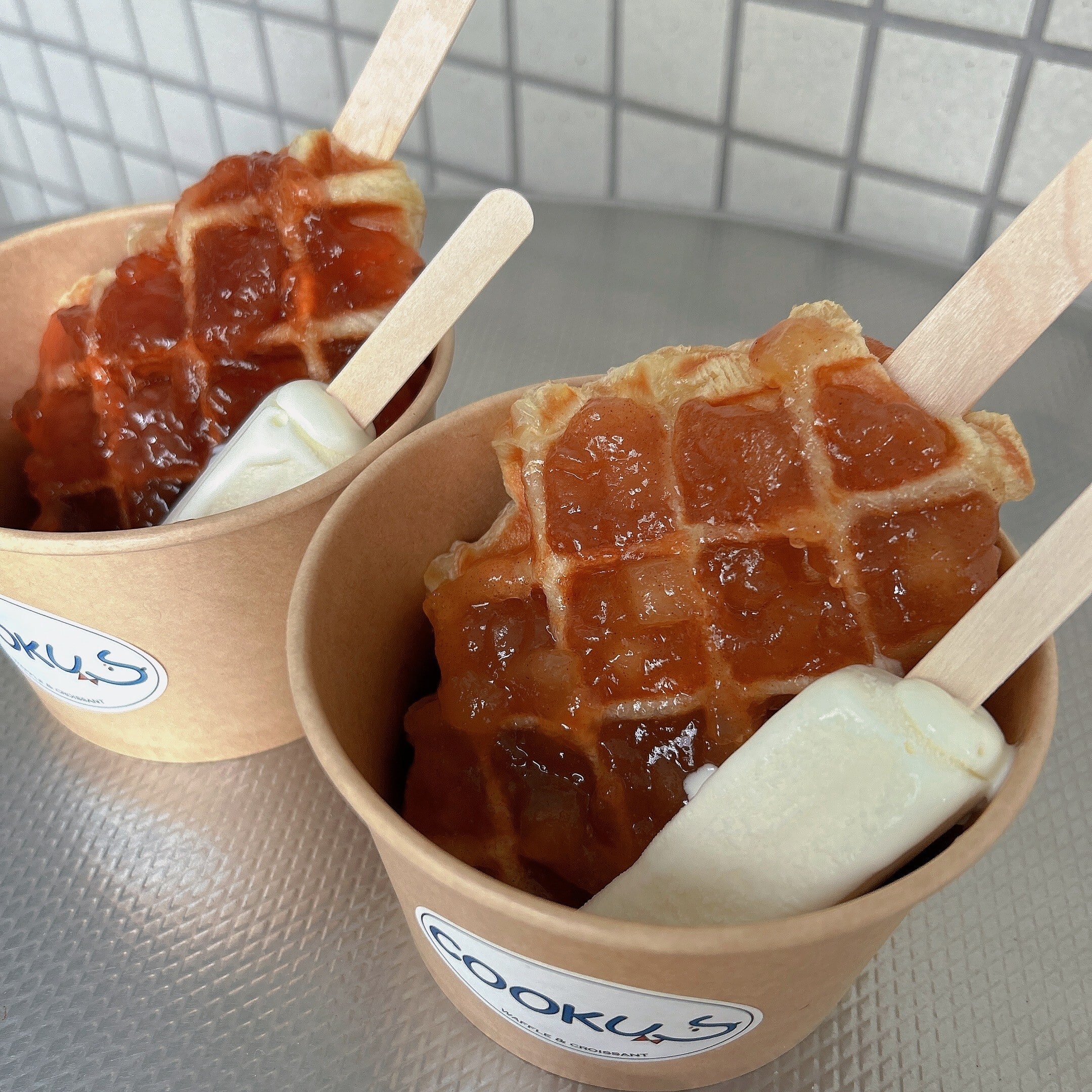 左）イチゴ(果肉入りジャム)＋アイストッピング　右）アップルシナモン＋アイストッピング