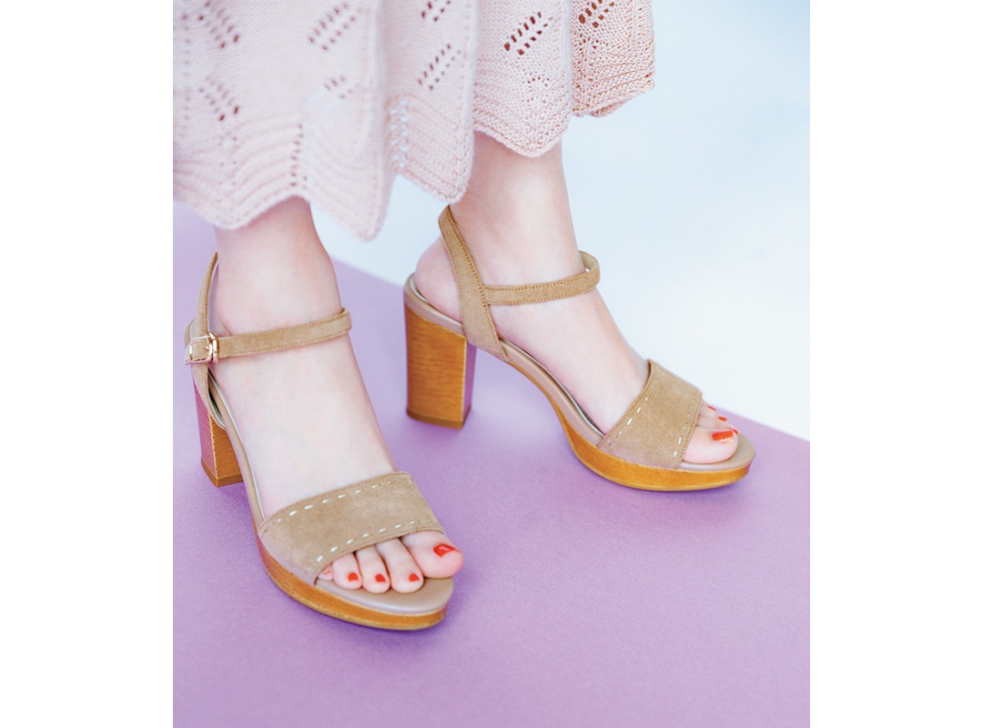 スウェードにあしらわれたステッチがナチュラルな雰囲気を後押し。