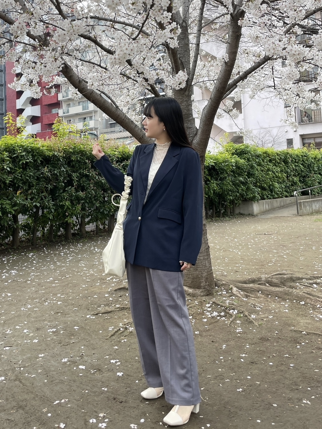 ネイビージャケット×シアーブラウス×ワイドパンツのコーデ