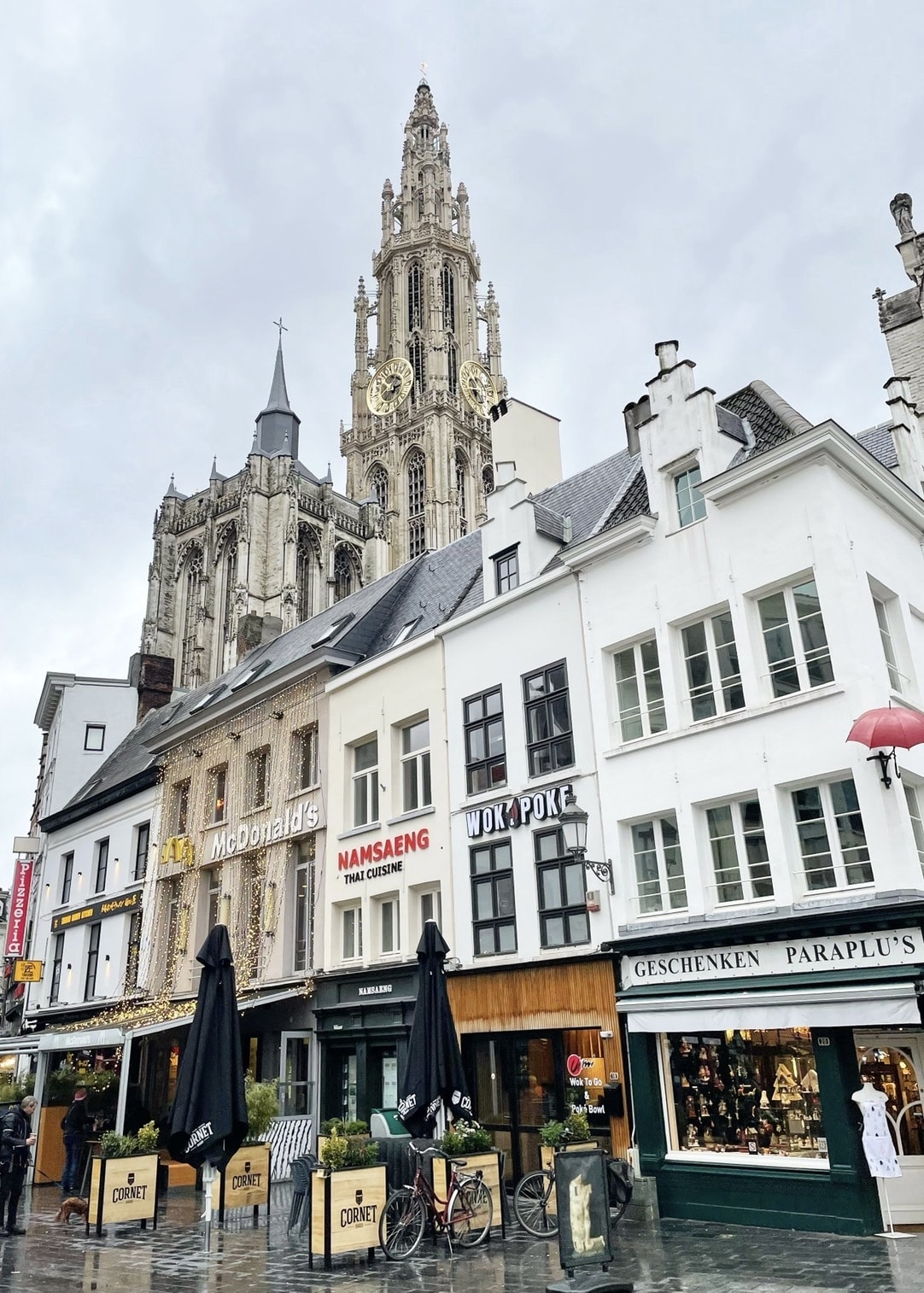 アントワープ　聖母大聖堂付近の街並み　