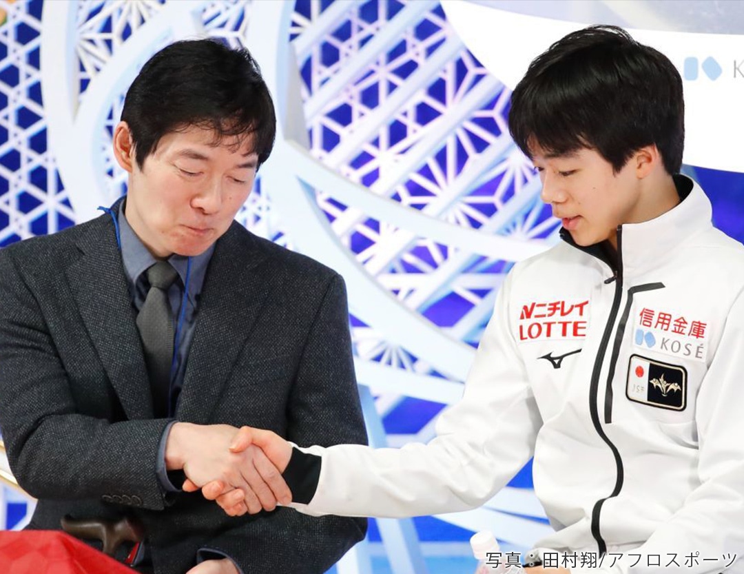 2019年フィギュアスケート全日本選手権男子SPを終え、父・正和コーチと握手を交わす鍵山優真選手