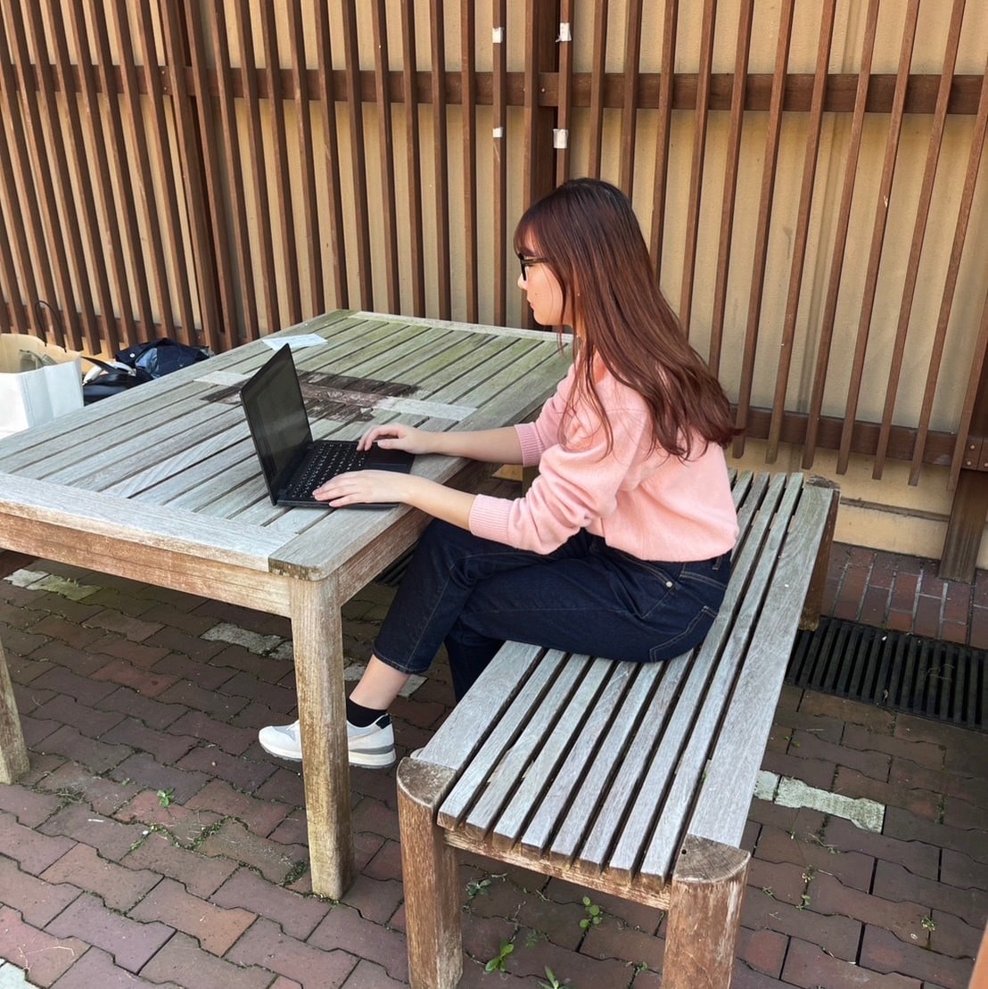 デニムにピンクニットを合わせたコーデ。