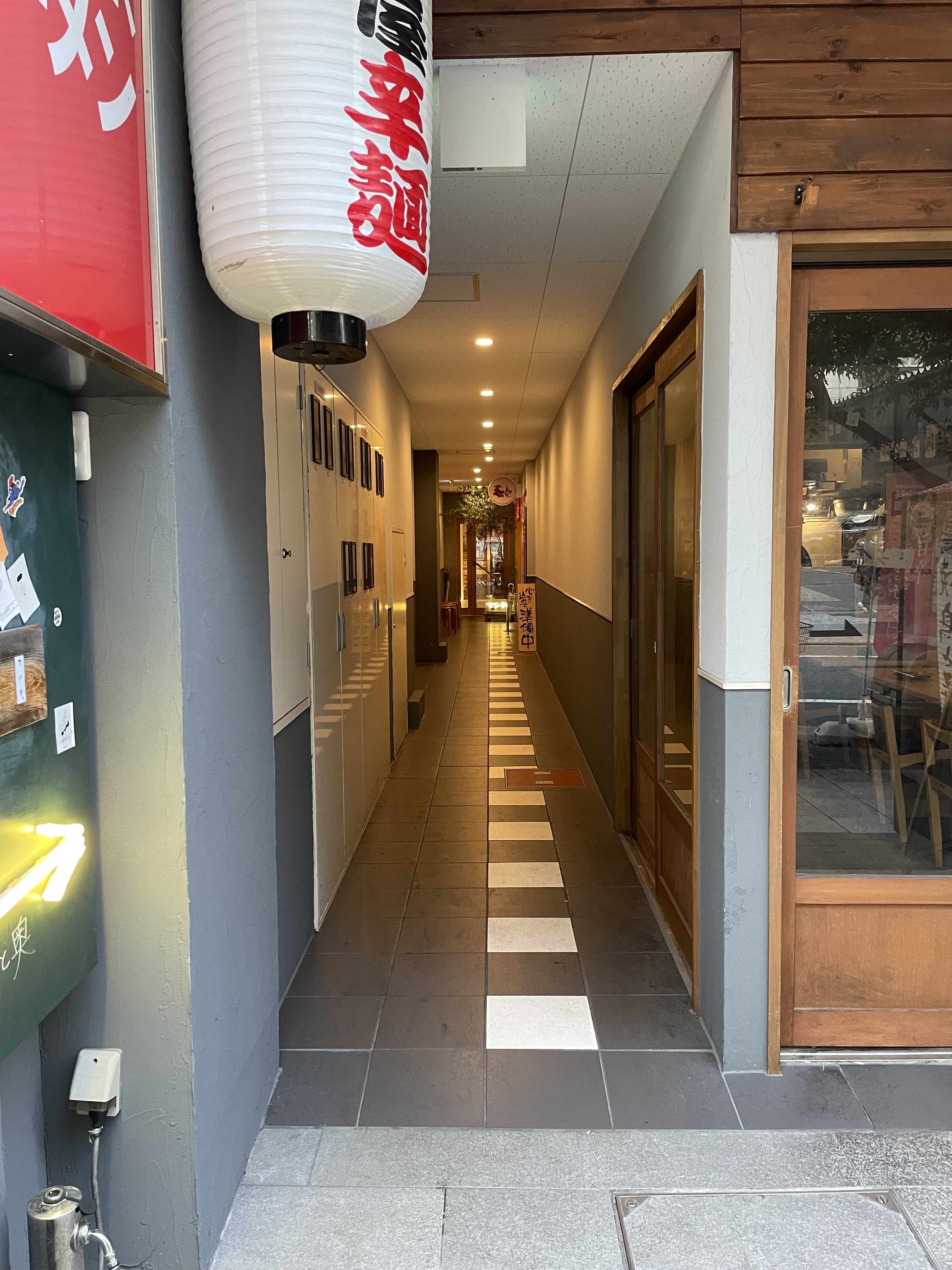 細長い　通路　お店につながる