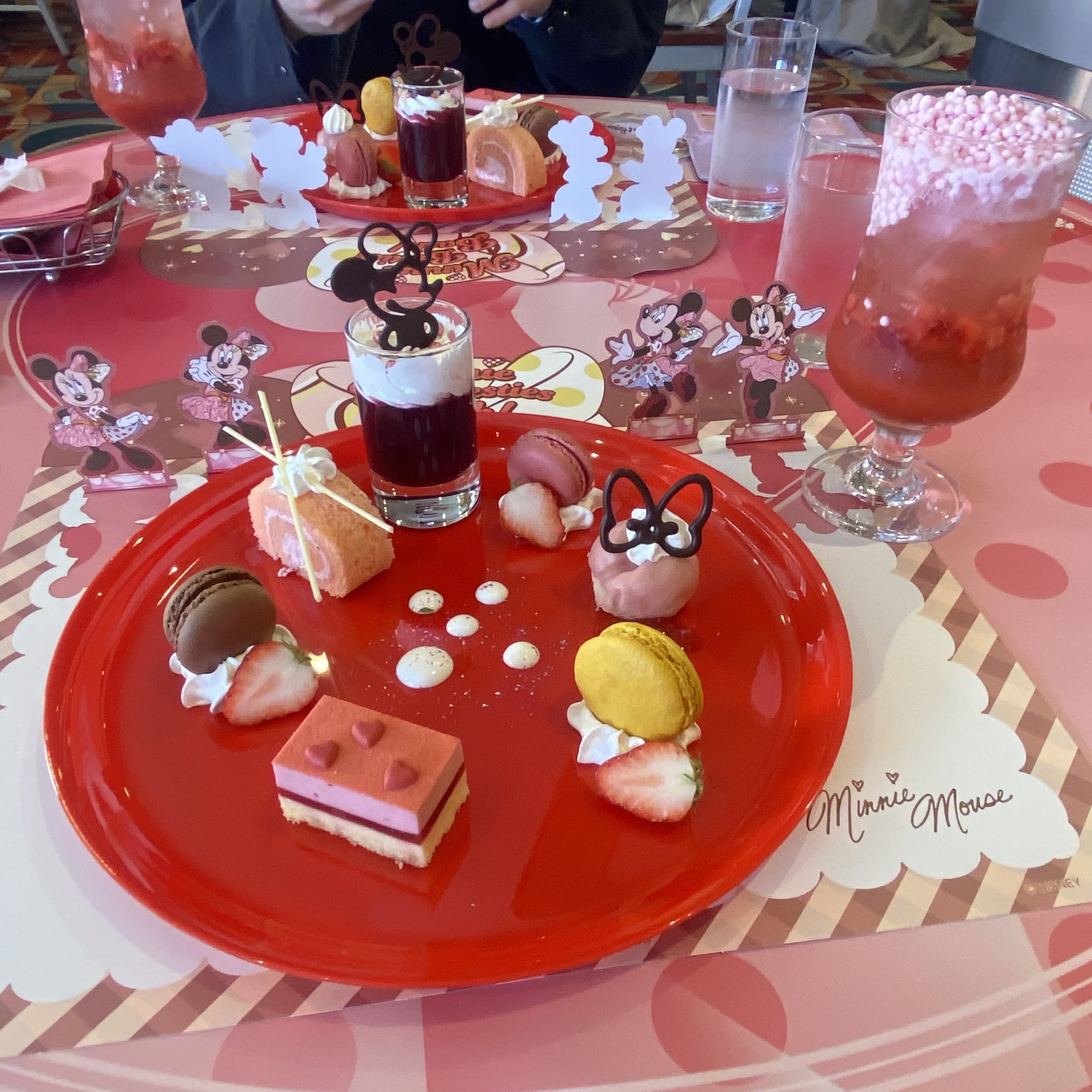 デザートプレートとドリンク