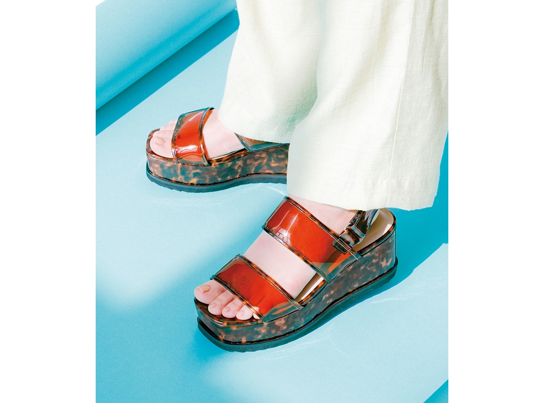 シンプルなオールインワンにパンチを出すのはクリア素材の厚底サンダル。