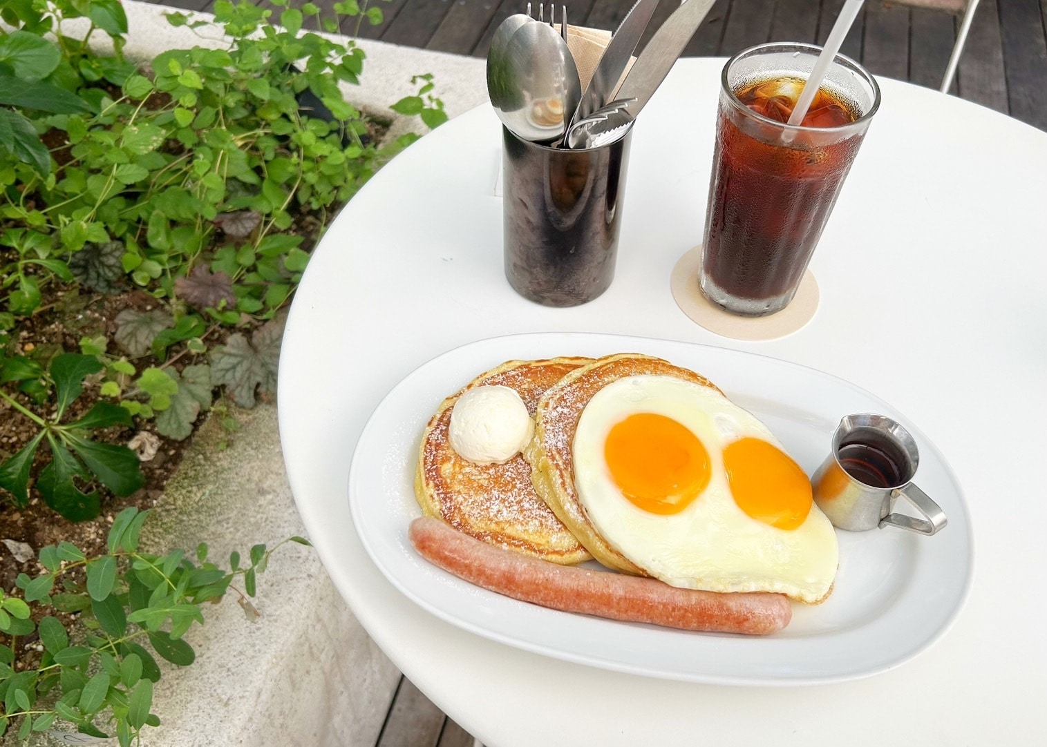 バターミルクパンケーキ　ソーセージ、フライドエッグ