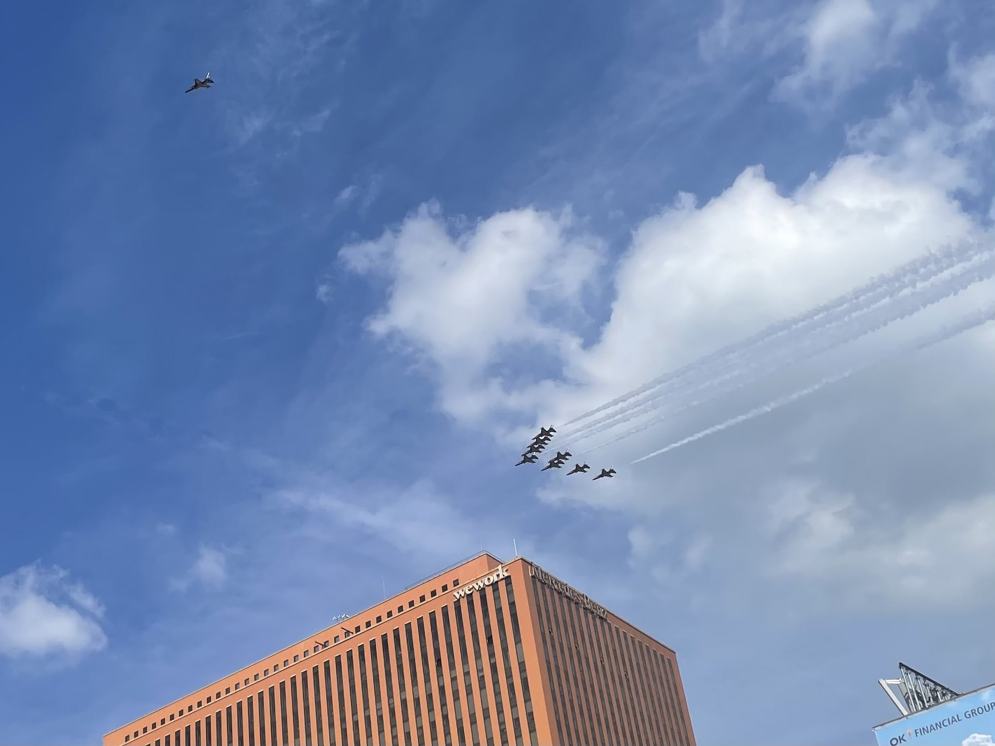 ソウル駅上空 軍事用の飛行機が飛んでいる様子