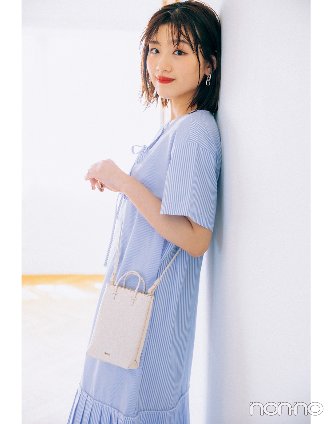 佐々木美玲の『FURLA フルラ エッセンシャル ミニ バーチカル クロスボディ』モデルカット