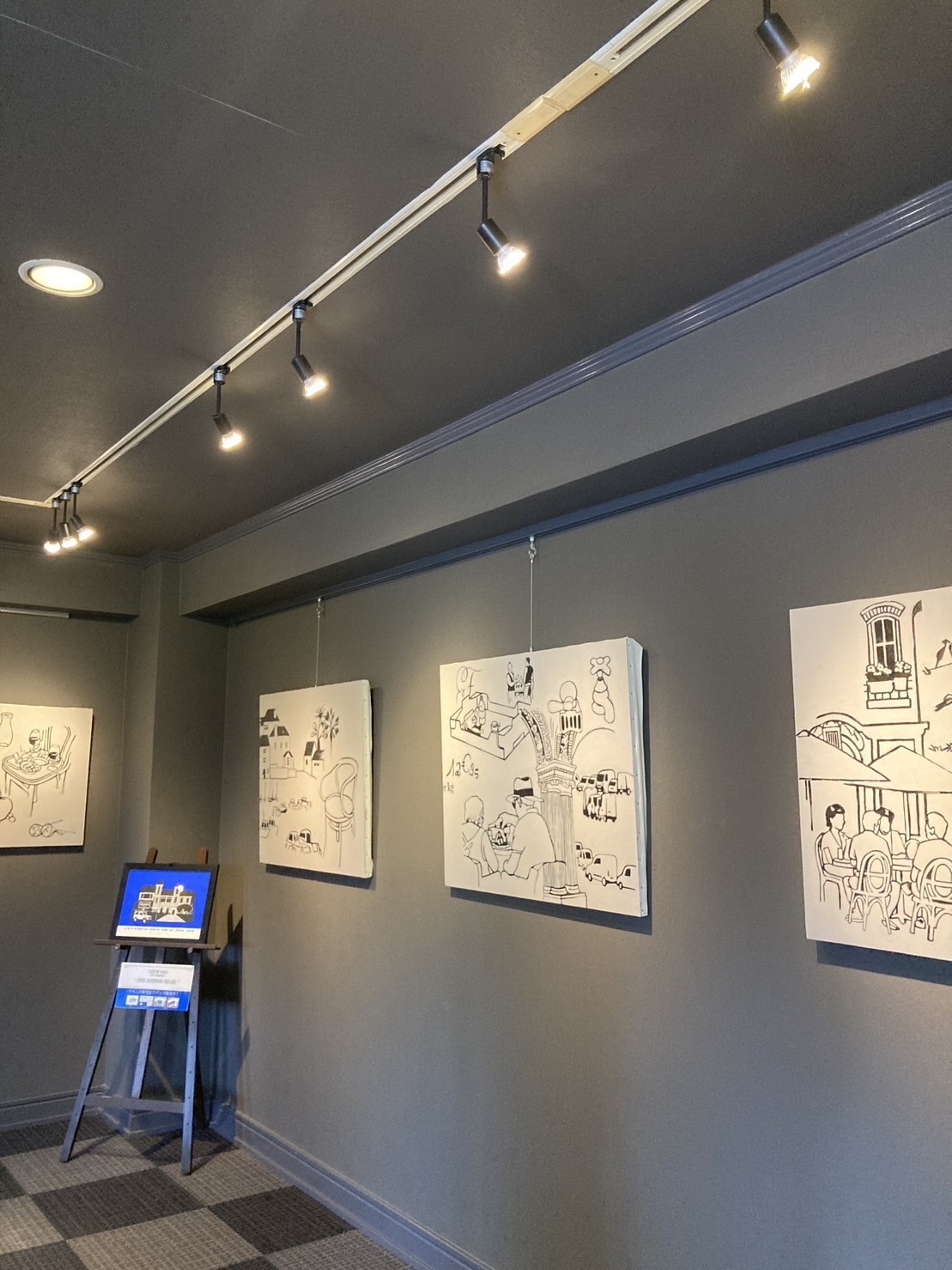 白をベースに黒だけで描かれた絵が飾ってある。