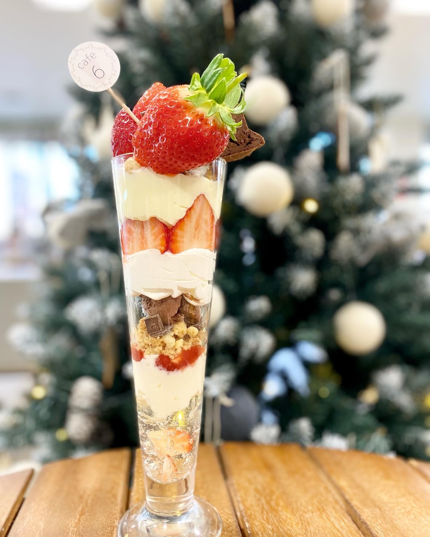 いちごパフェ　Cafe6